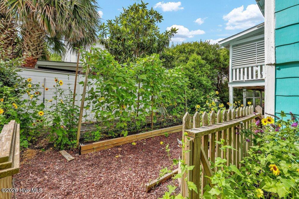 10 E Henderson Street E Property Photo 36