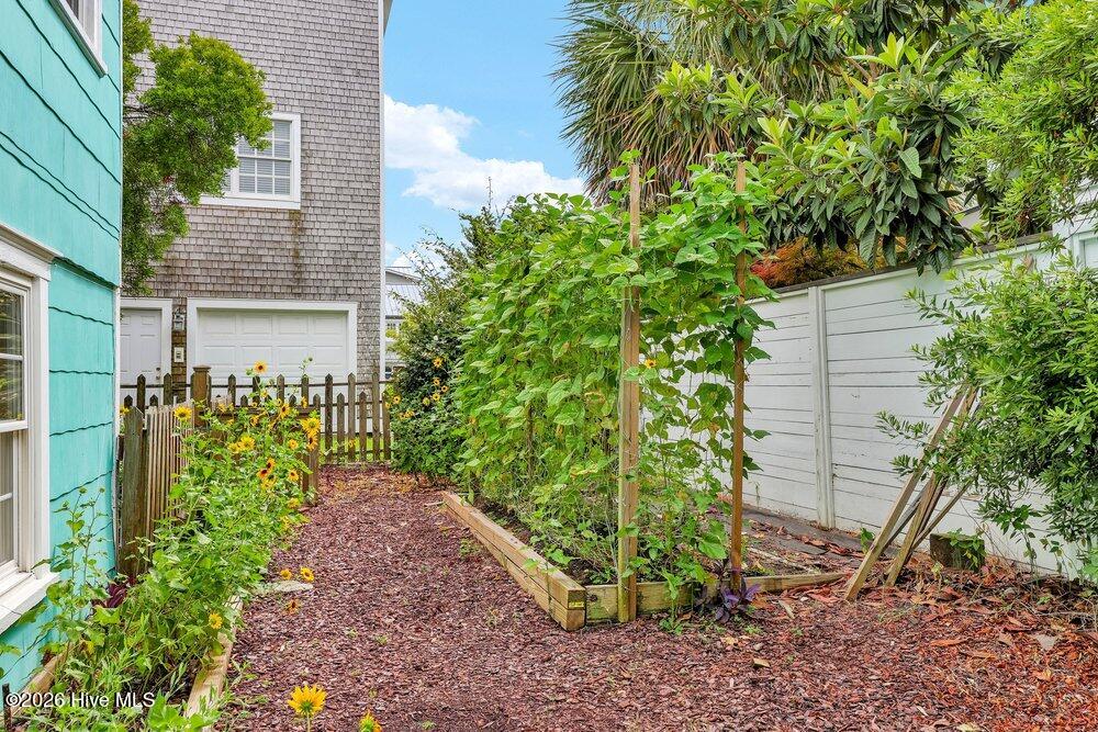 10 E Henderson Street E Property Photo 37