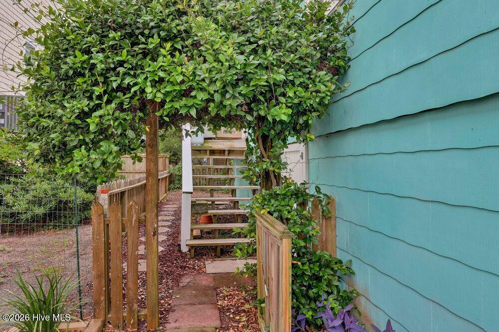 10 E Henderson Street E Property Photo 41
