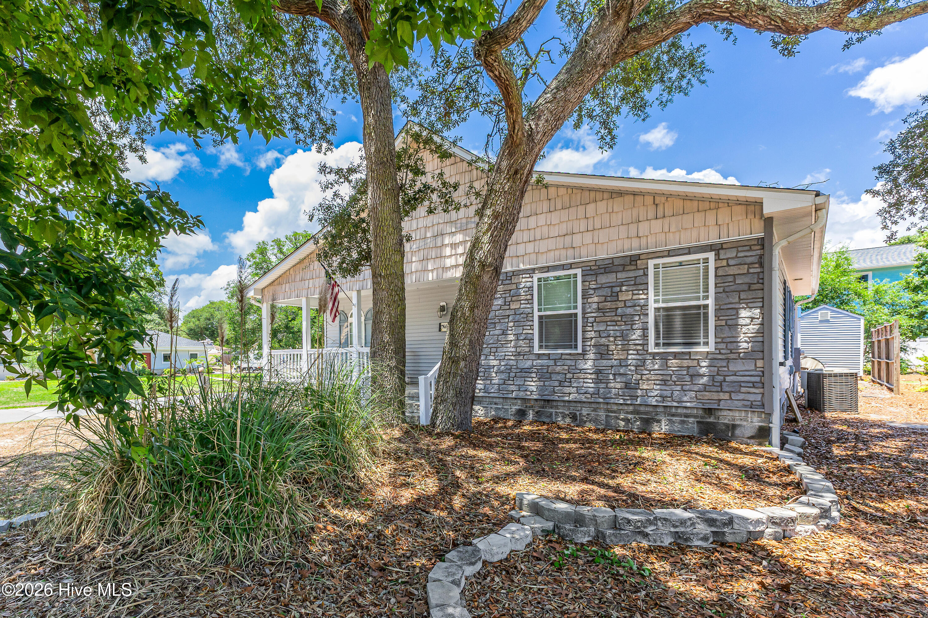 302 E Oak Island Drive Property Photo 3
