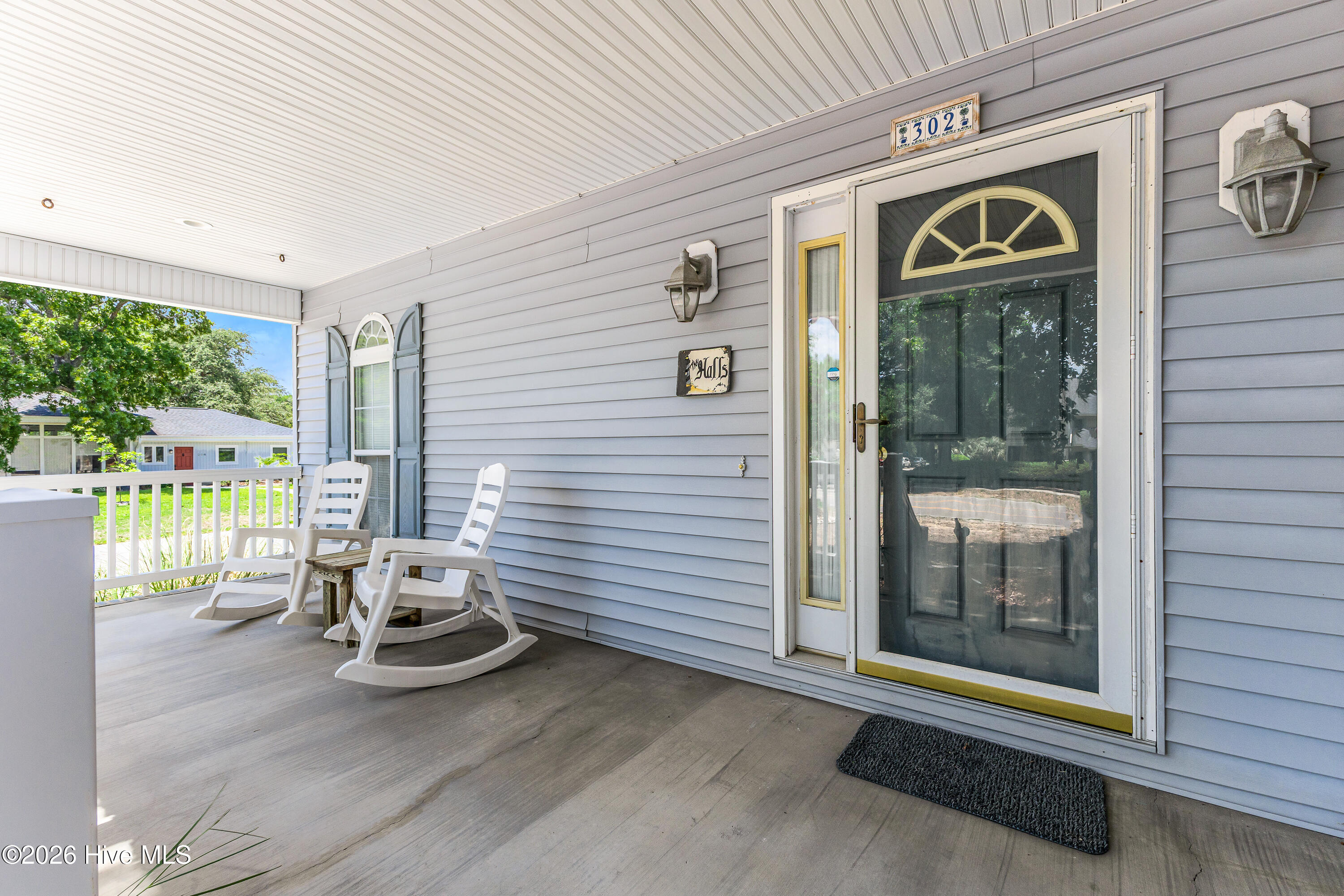 302 E Oak Island Drive Property Photo 4