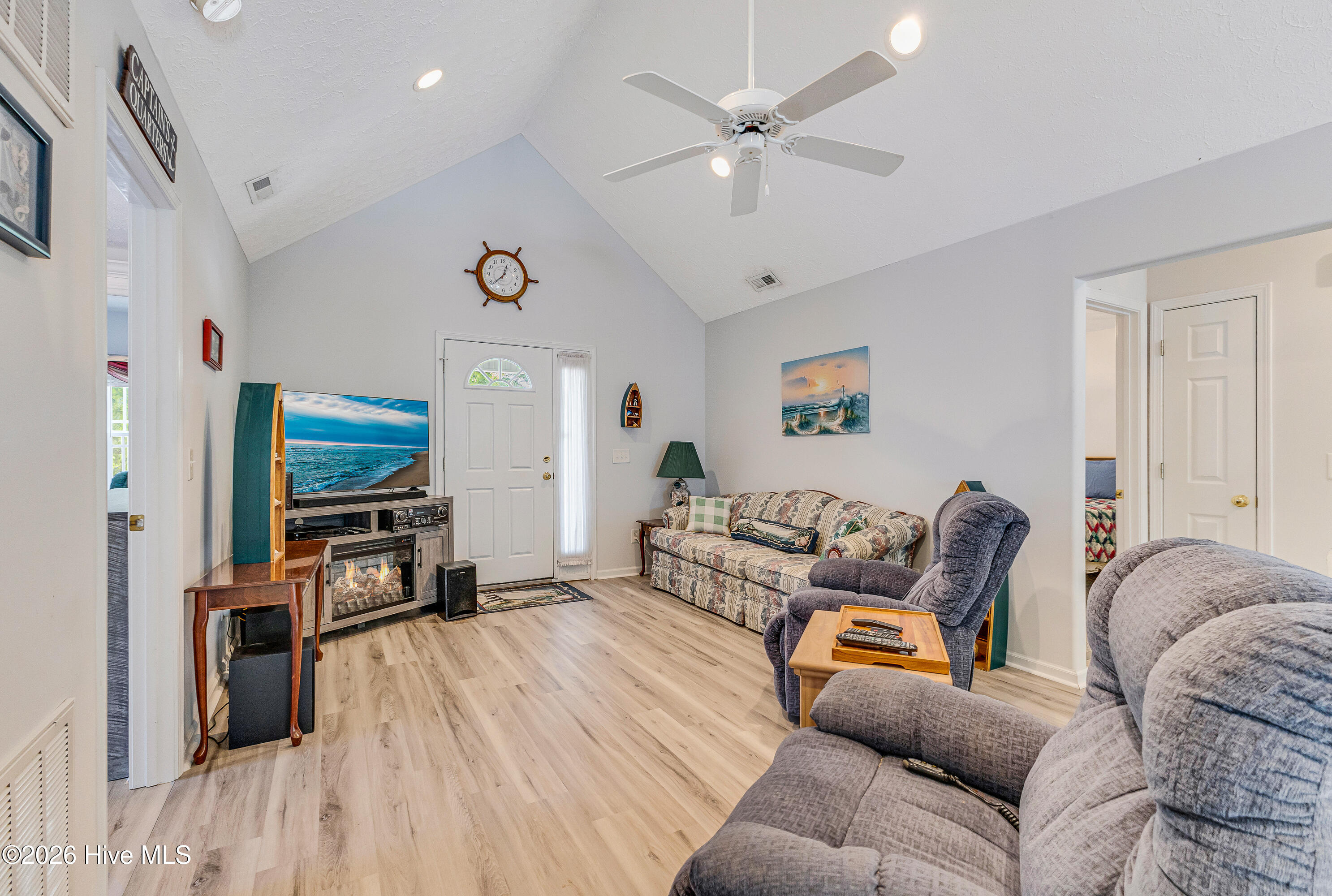 302 E Oak Island Drive Property Photo 9
