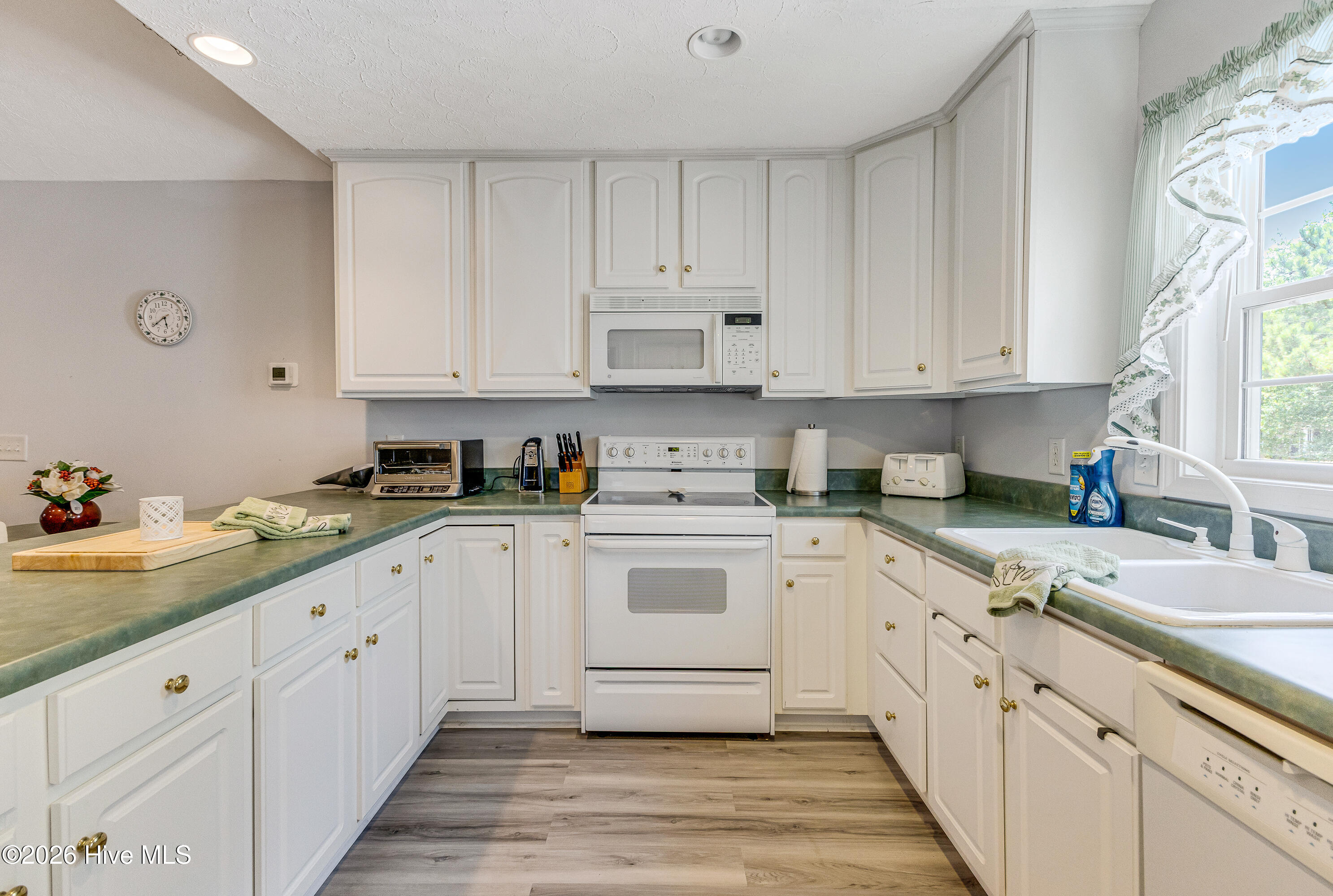 302 E Oak Island Drive Property Photo 12