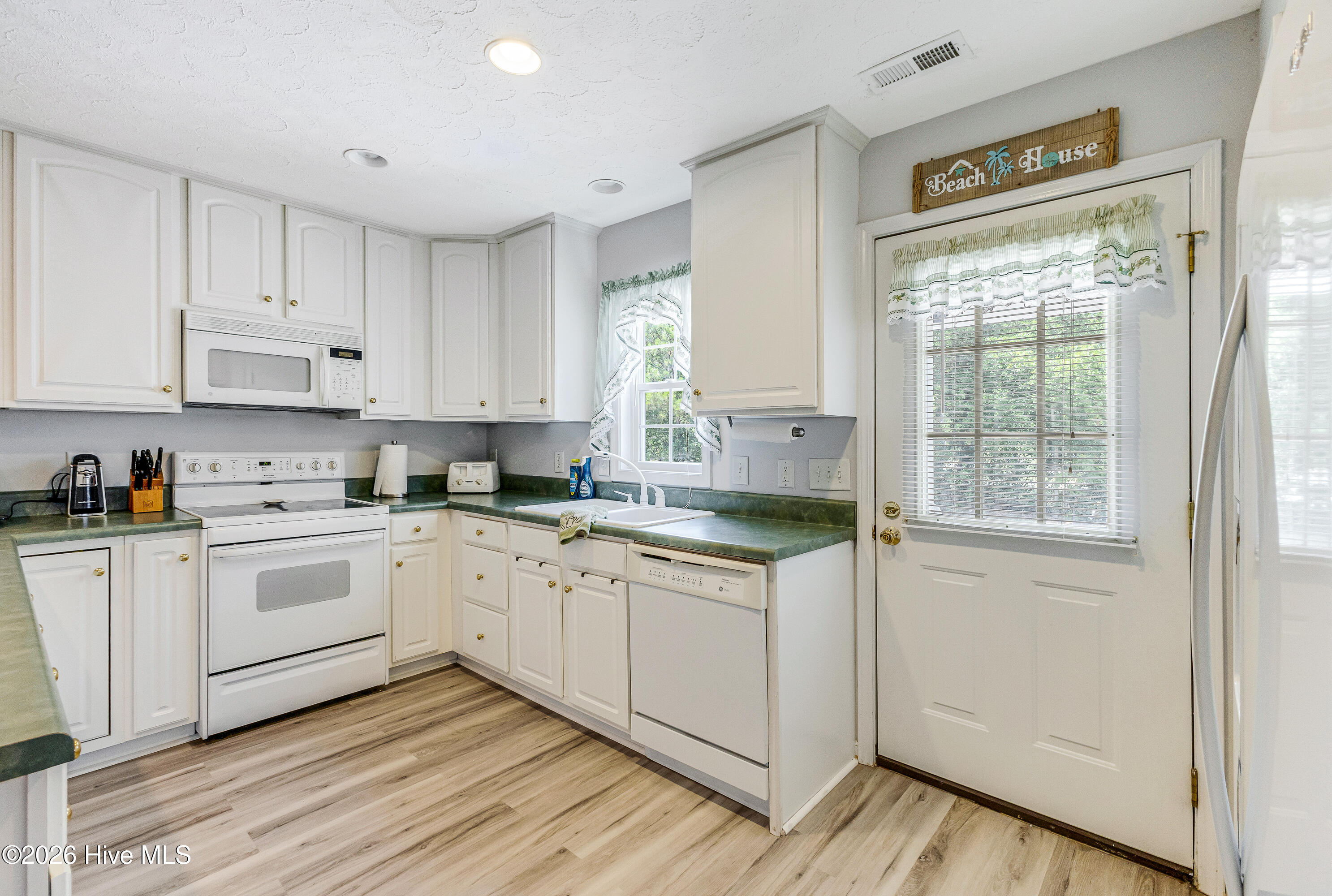 302 E Oak Island Drive Property Photo 13