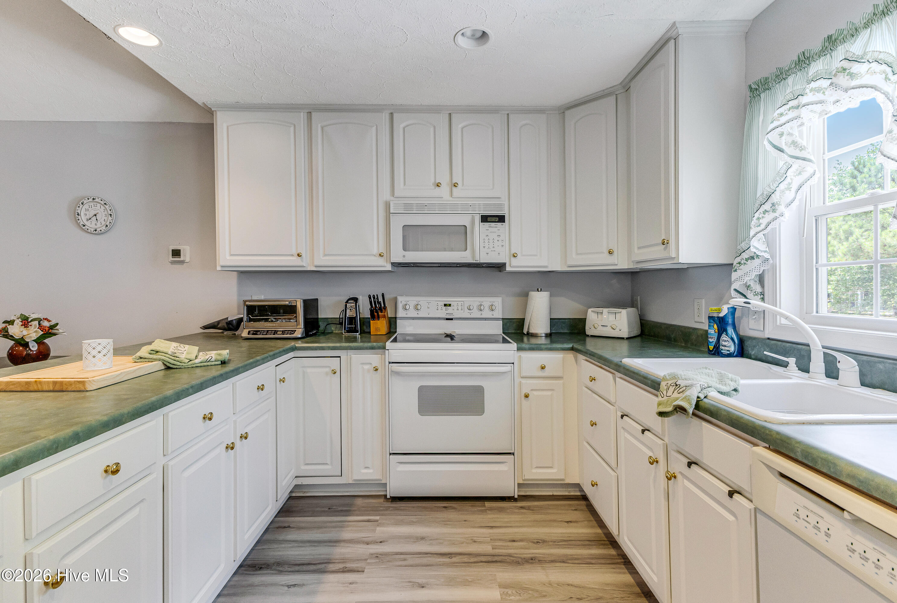302 E Oak Island Drive Property Photo 15