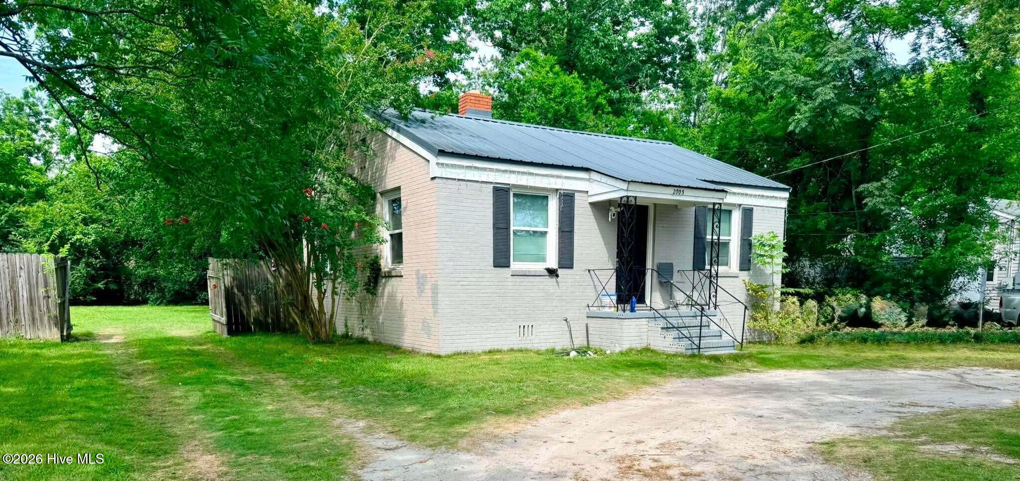 2005 Chester Avenue Property Photo 8