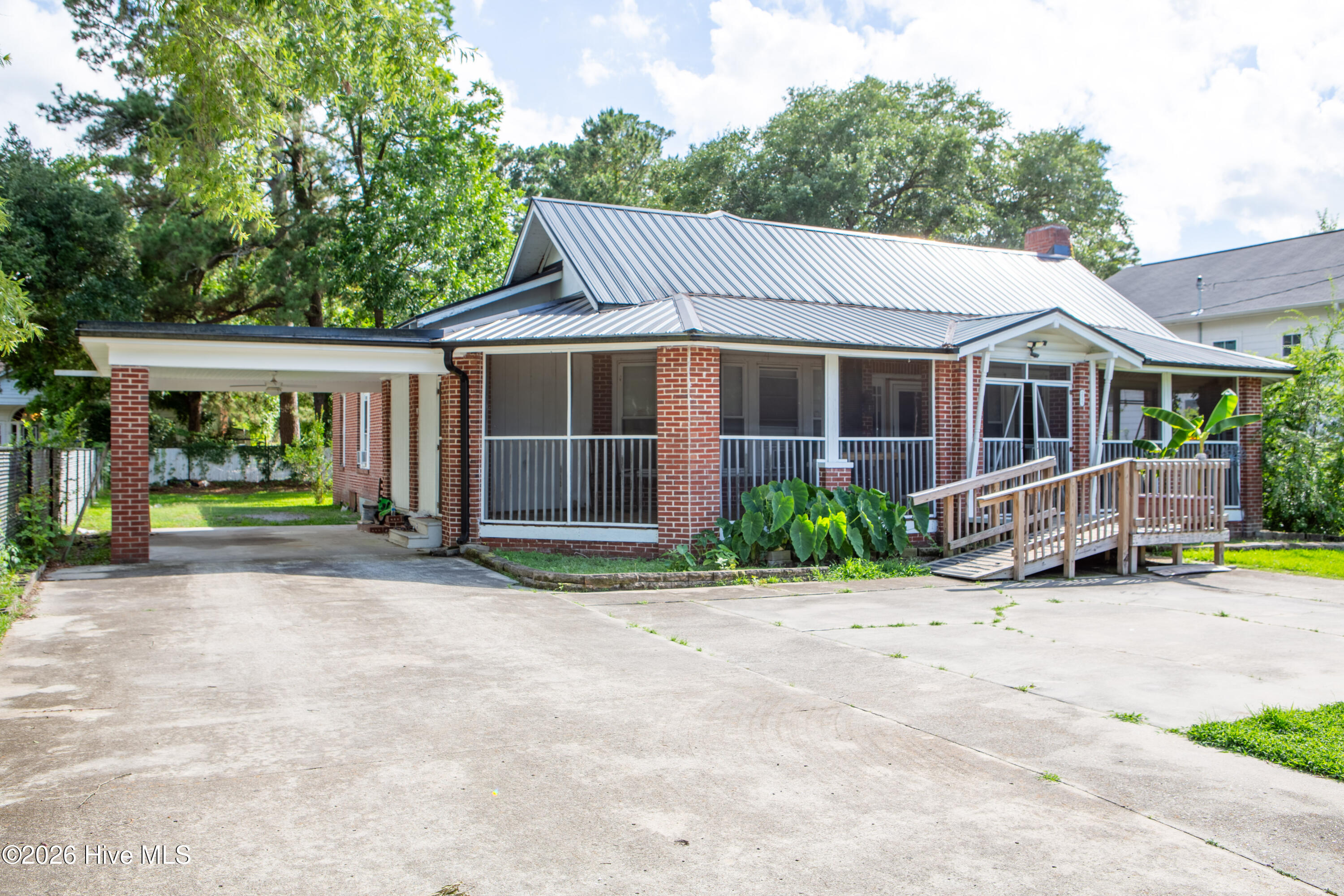 211 E Elm Street Property Photo 3