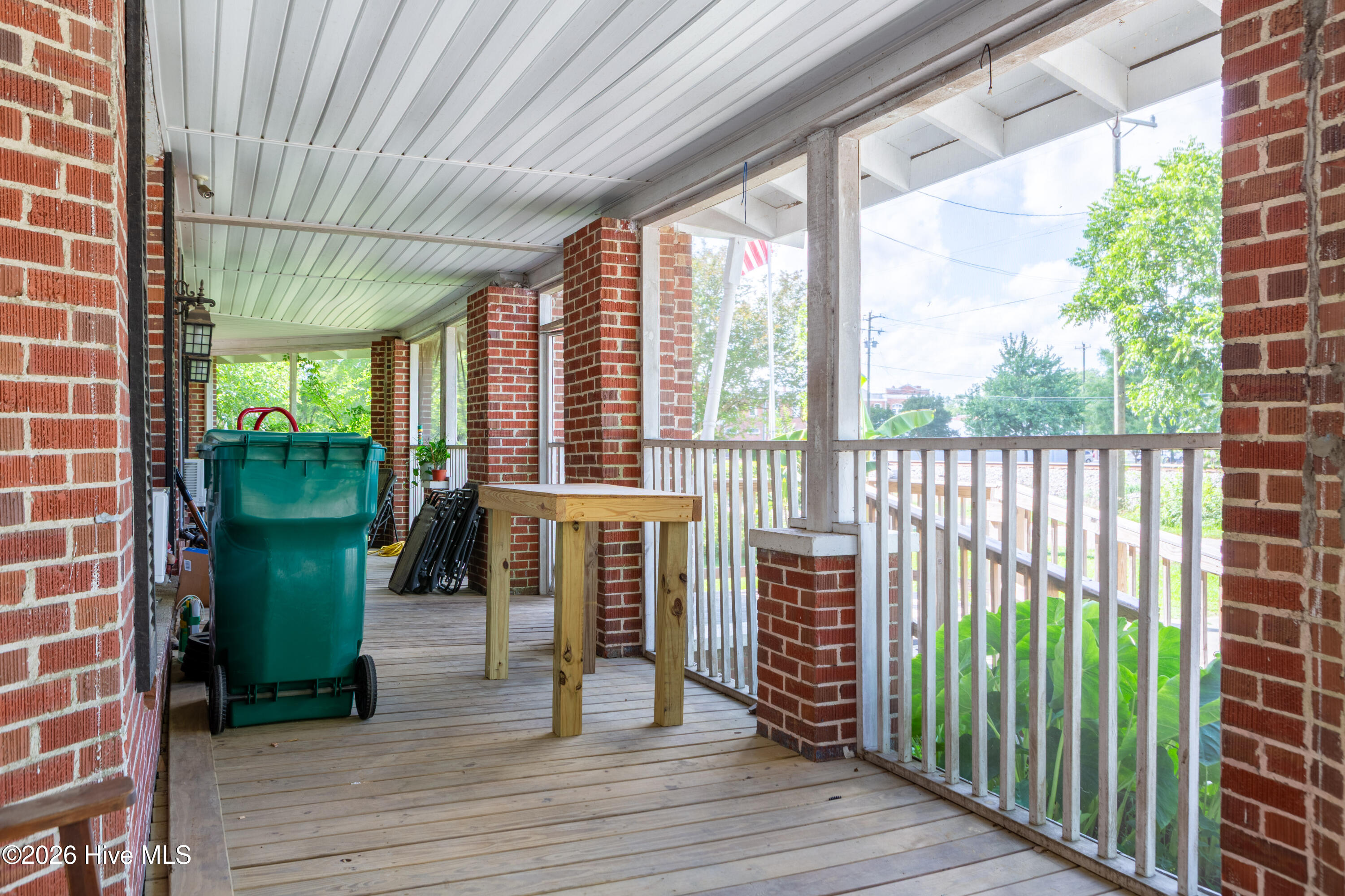 211 E Elm Street Property Photo 5