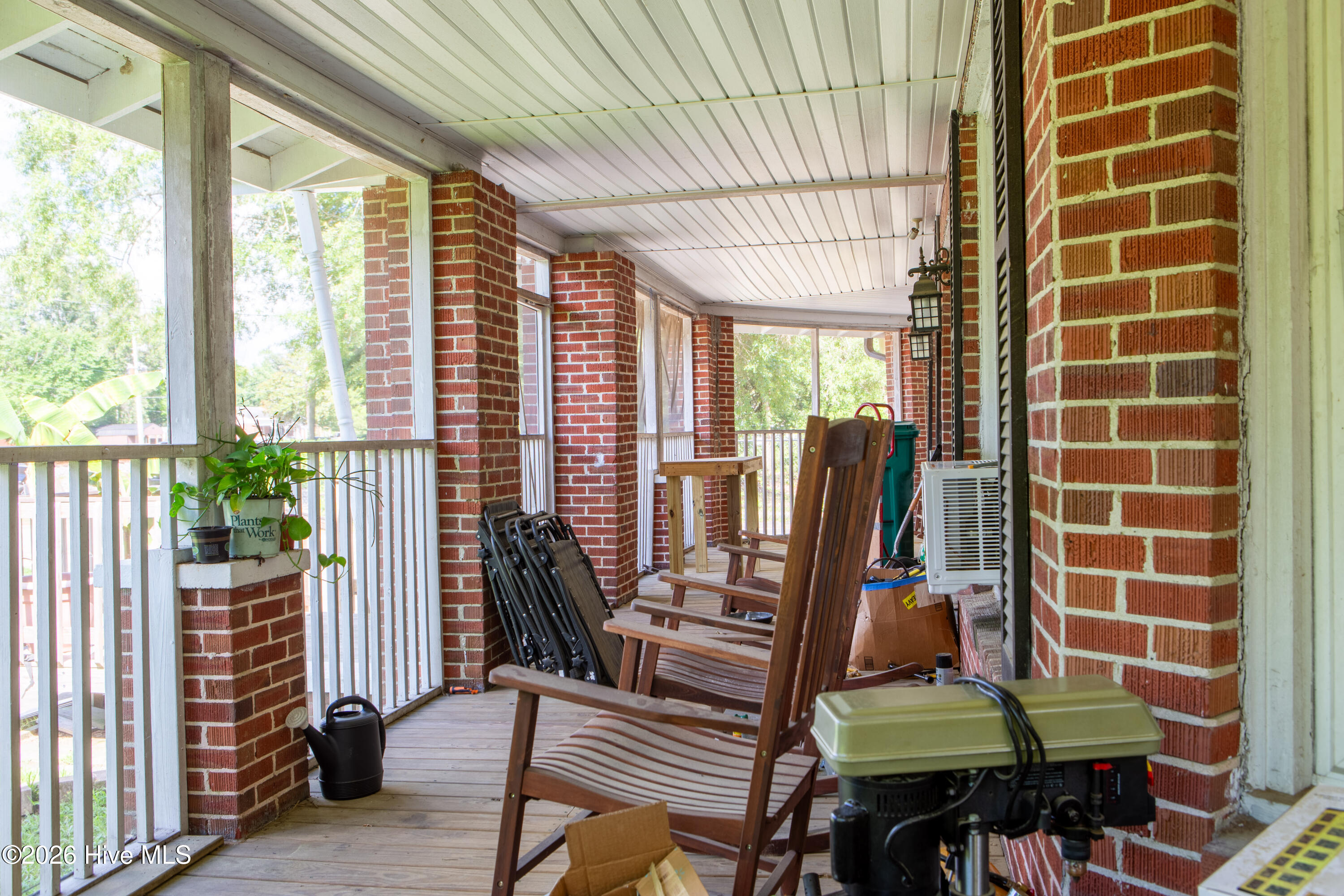 211 E Elm Street Property Photo 6