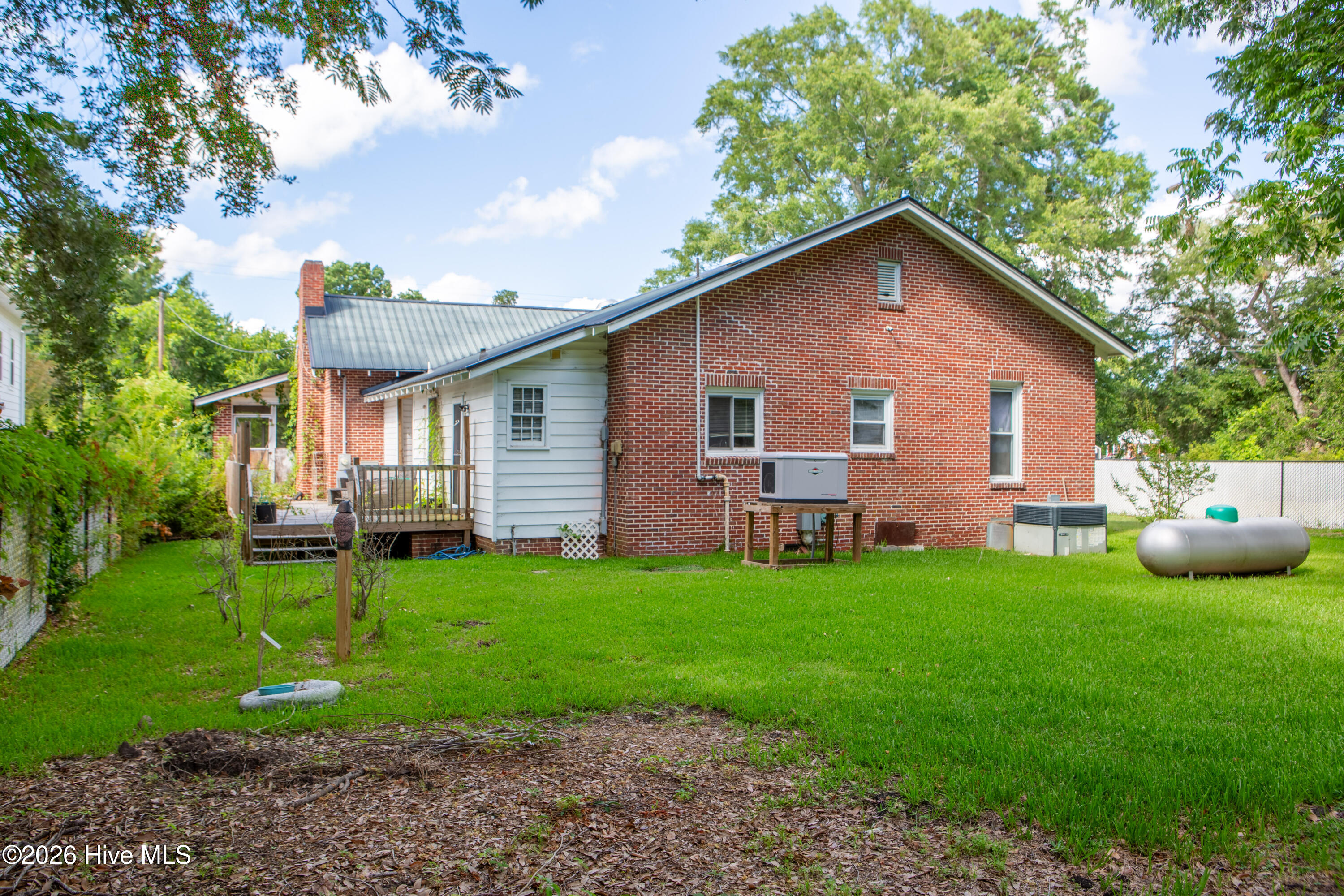 211 E Elm Street Property Photo 27