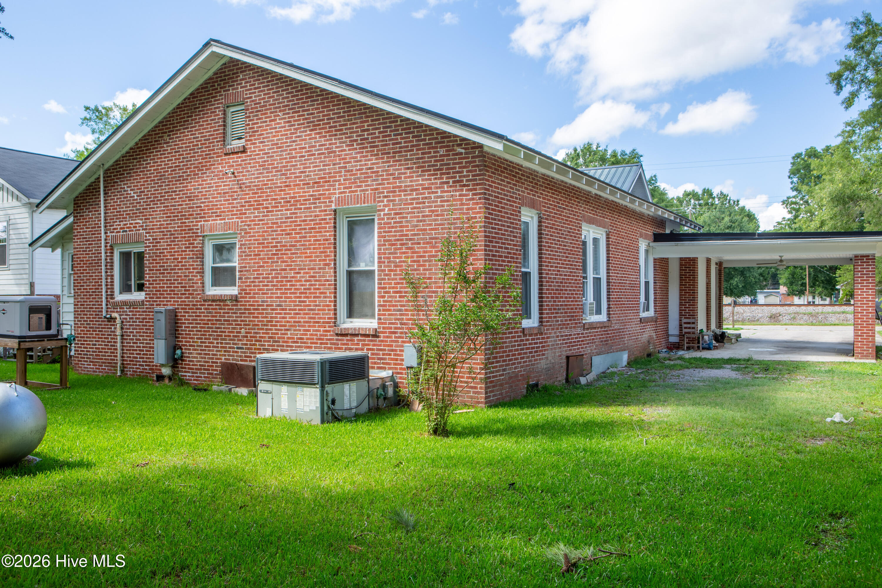 211 E Elm Street Property Photo 32