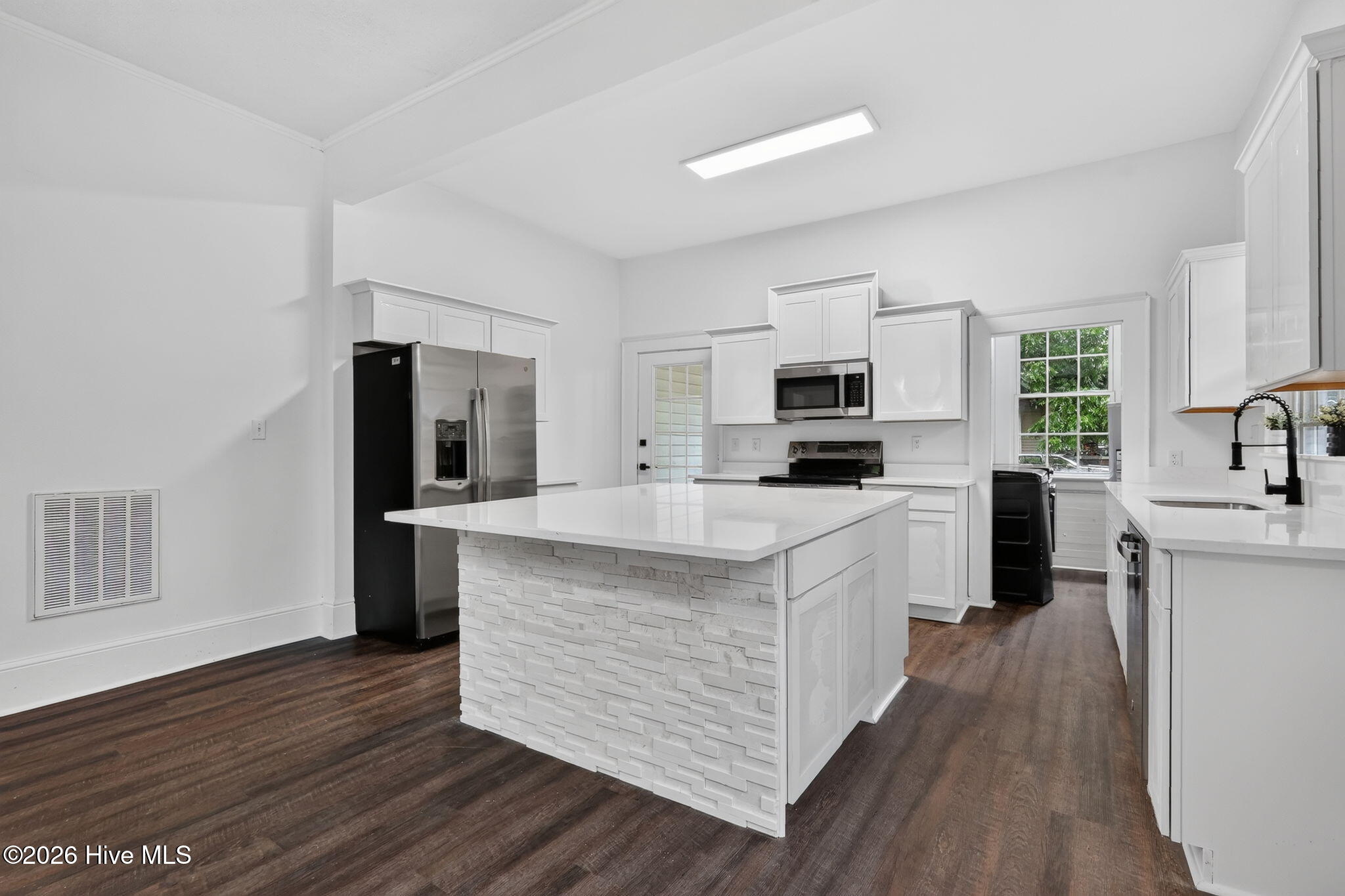 700 Kenan Street W Property Photo 23