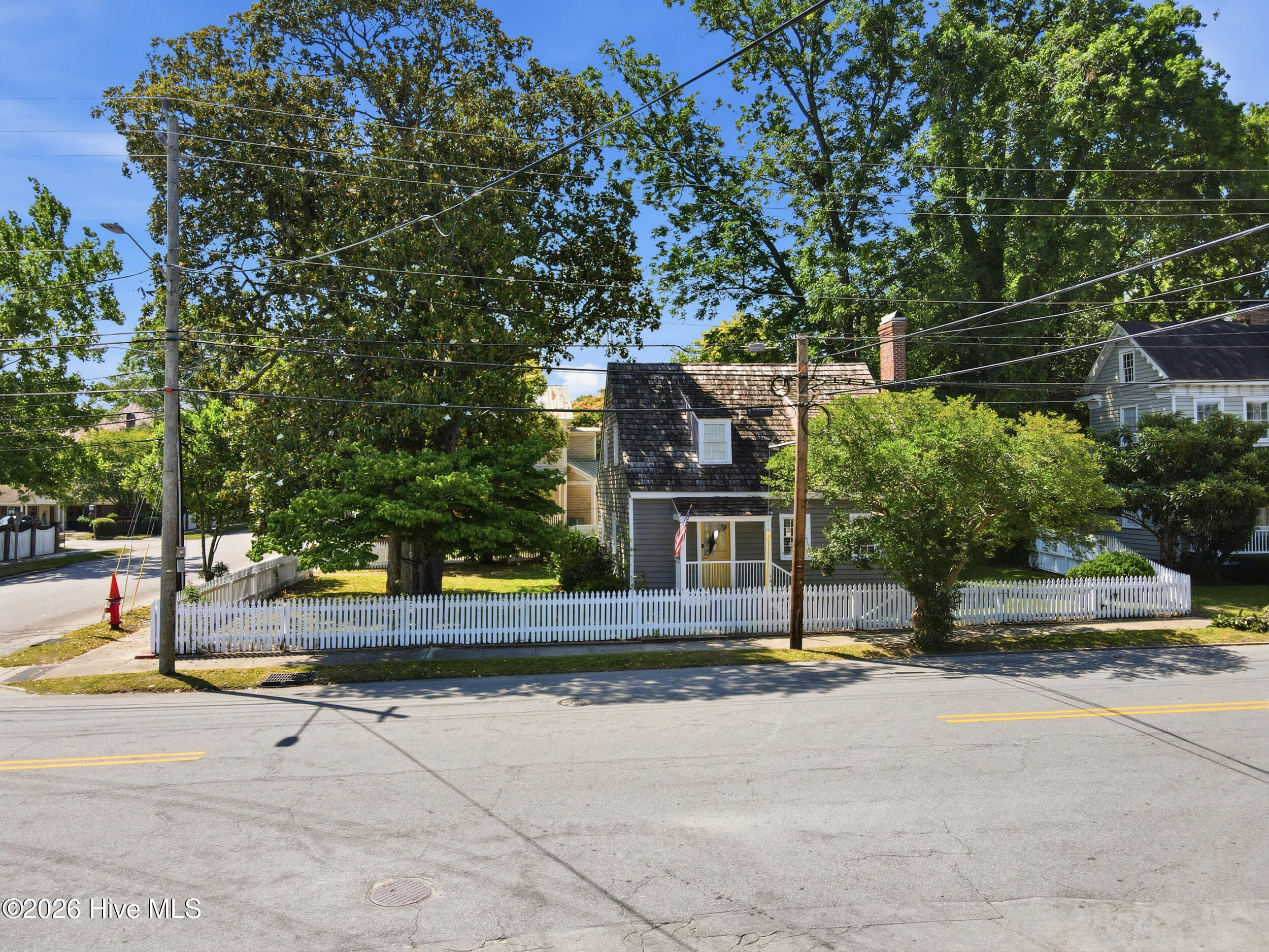 403 Queen Street Property Photo 2