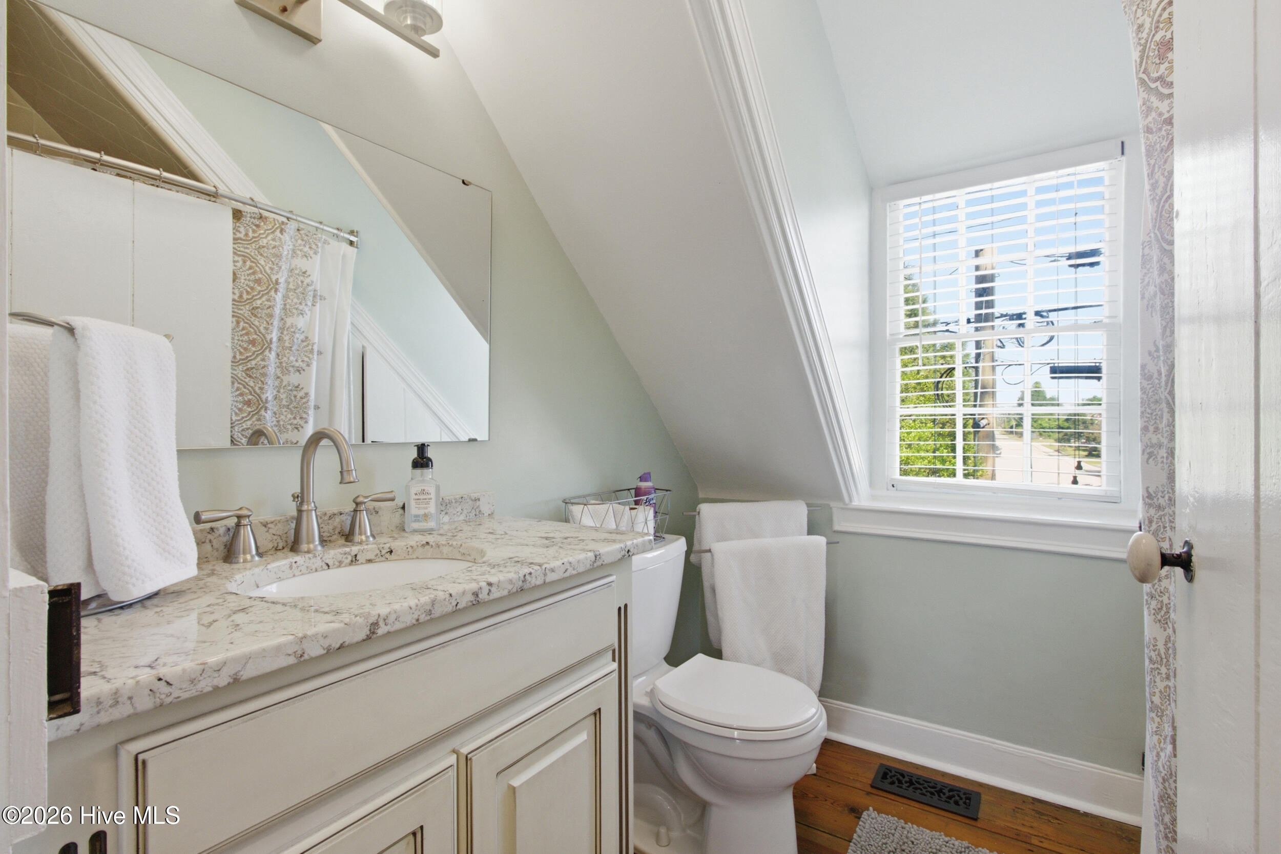 403 Queen Street Property Photo 53