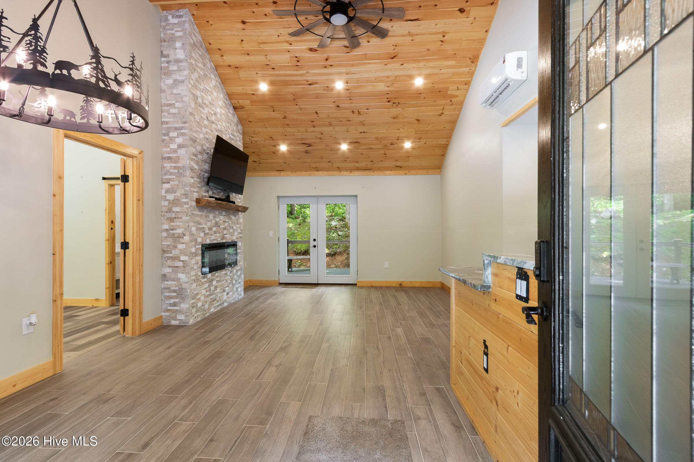 2052 Granny Squirrel Drive Property Photo 11