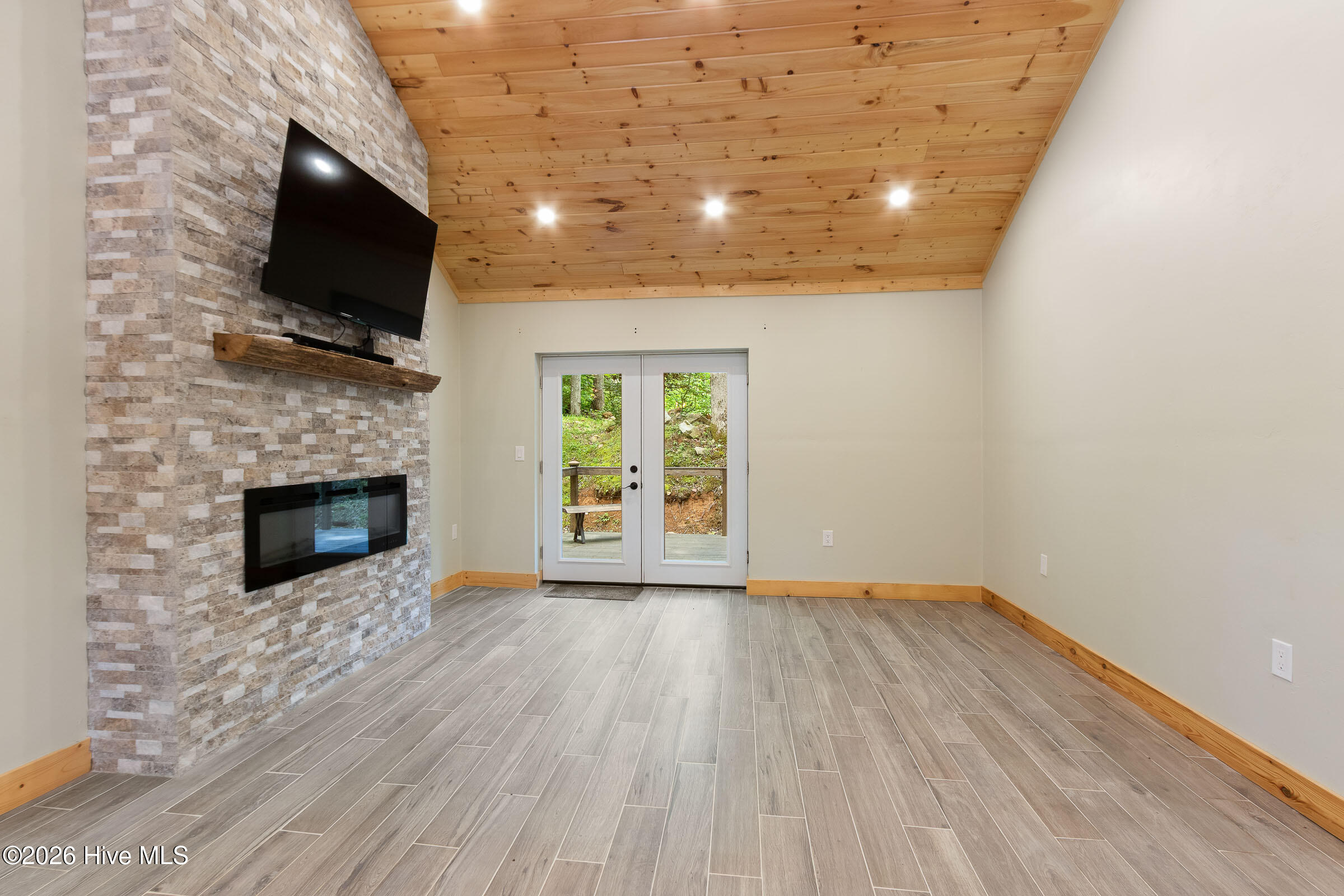 2052 Granny Squirrel Drive Property Photo 14