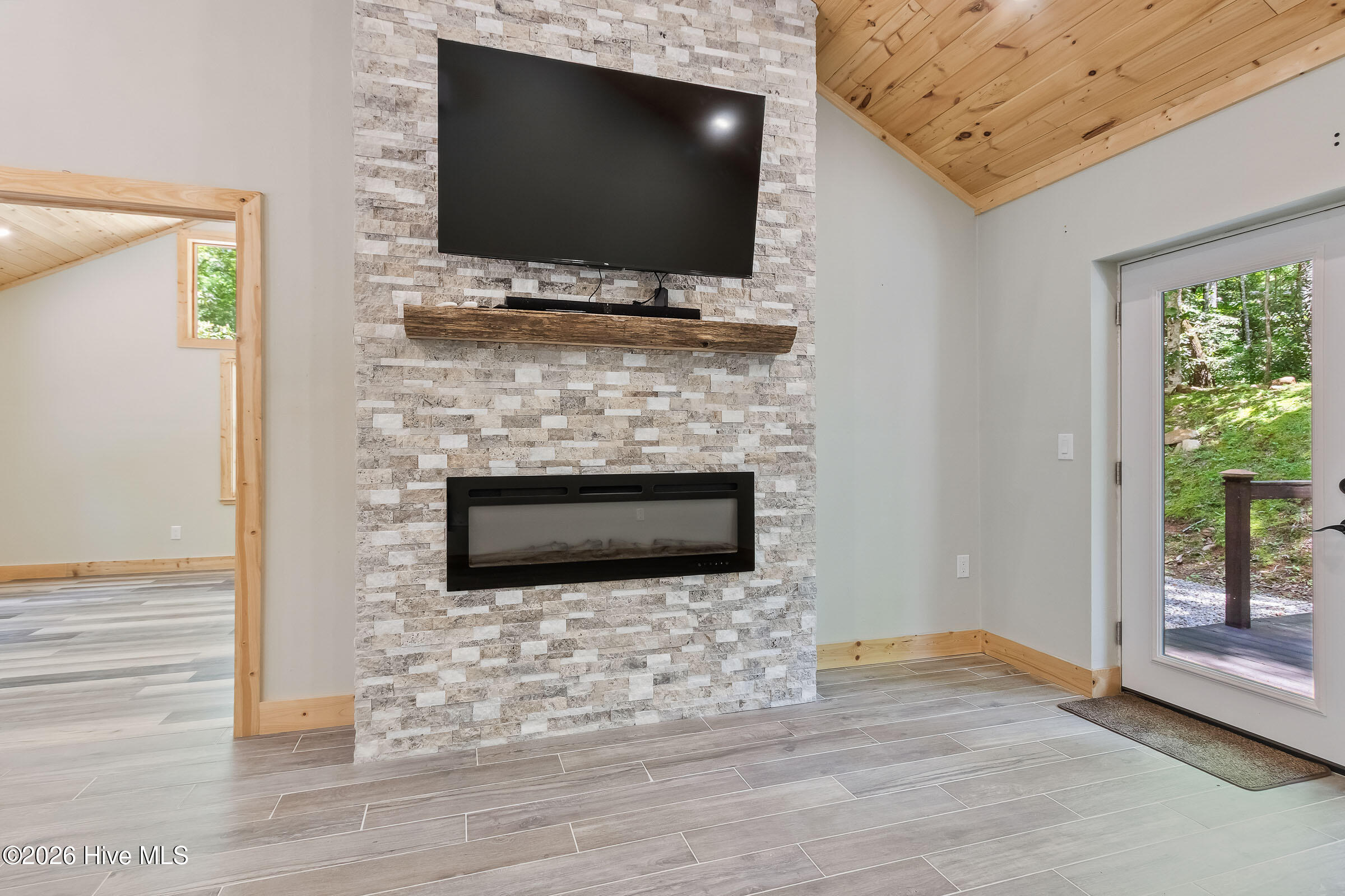 2052 Granny Squirrel Drive Property Photo 23