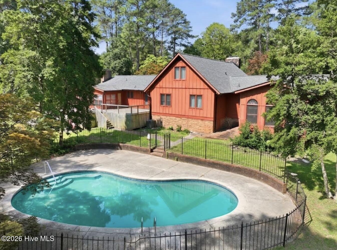 2107 Pinewood Terrace Property Photo 2