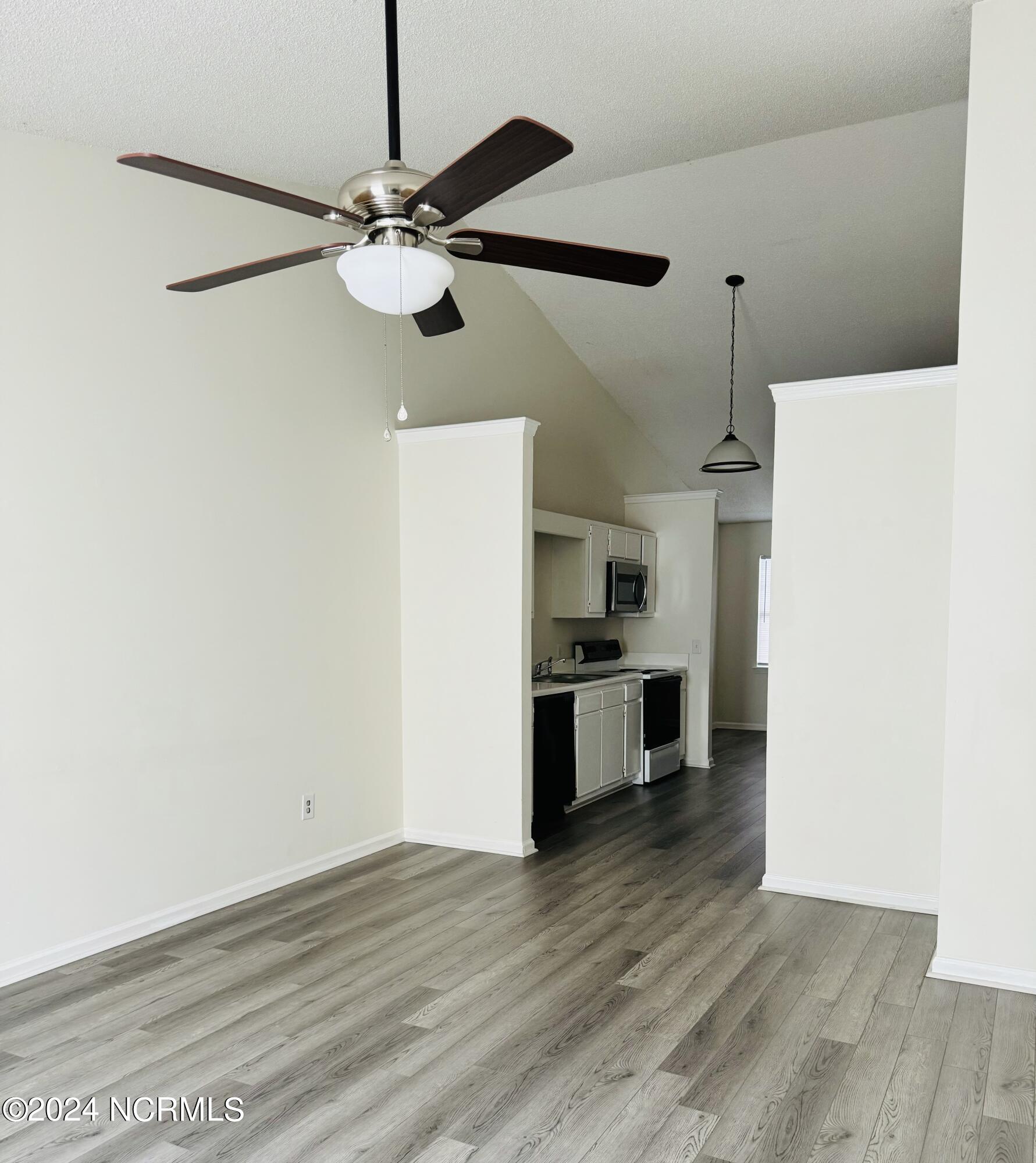 2607 Bluff View Drive B Property Photo 4