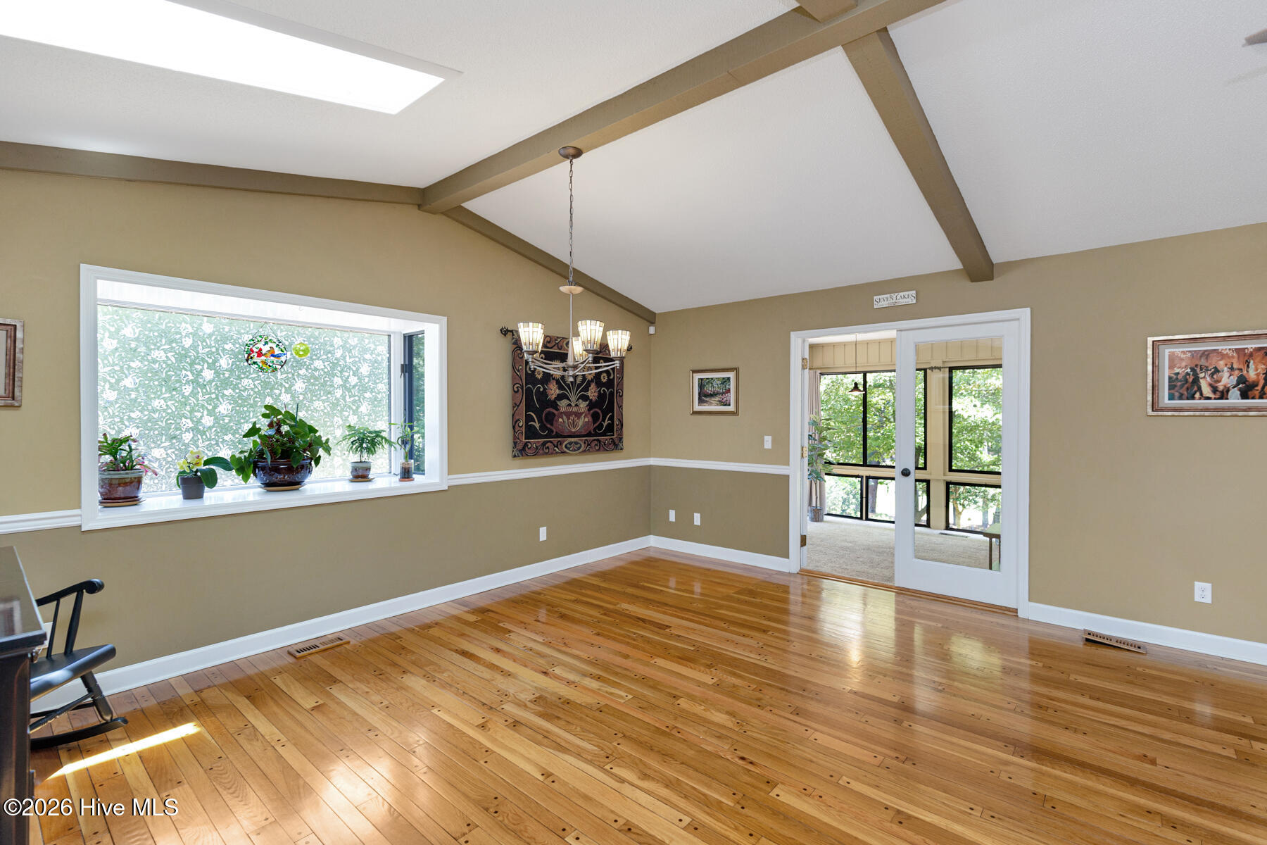 135 Devonshire Avenue W Property Photo 7