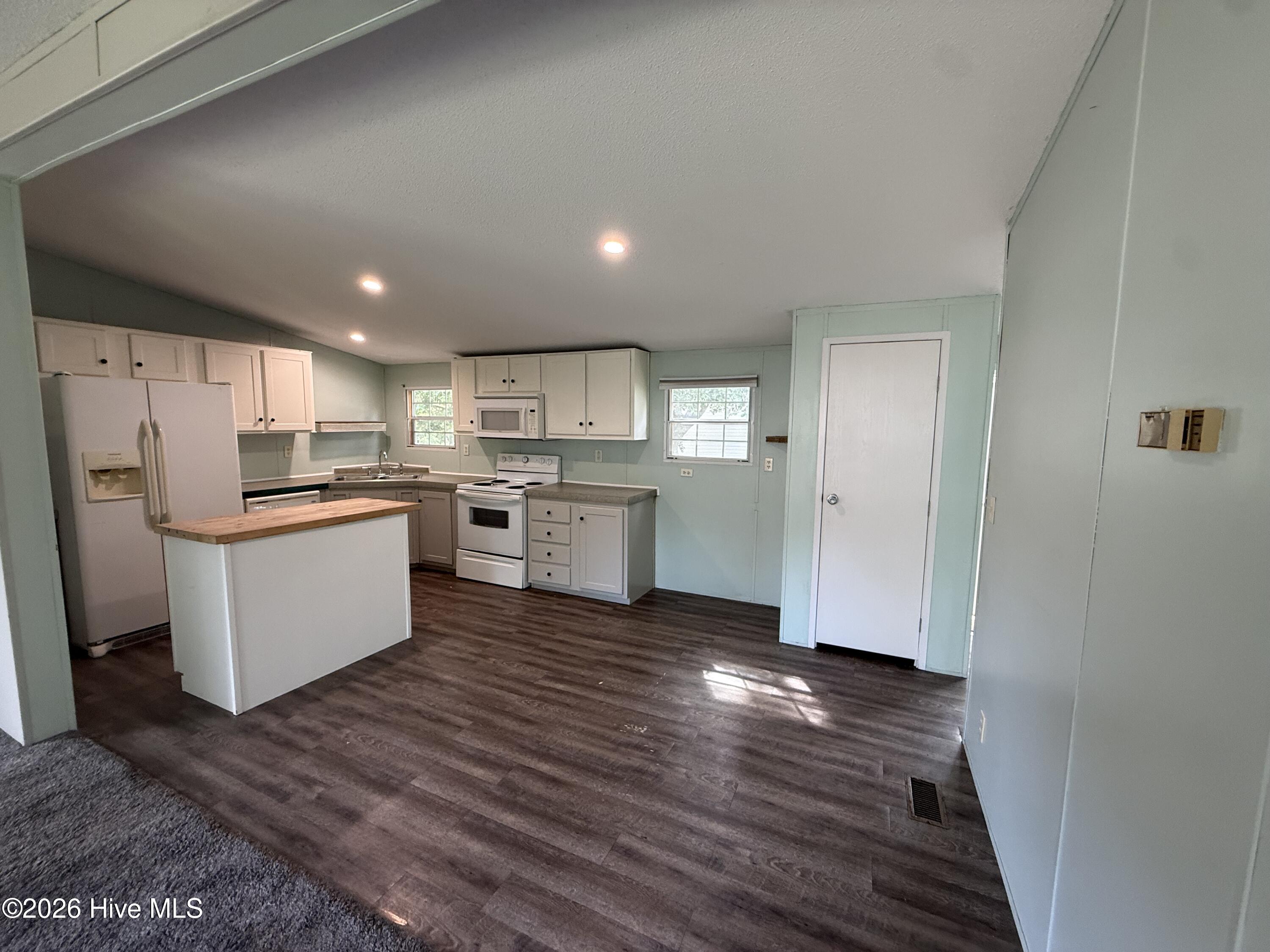 907 Kontiki Court Property Photo 6