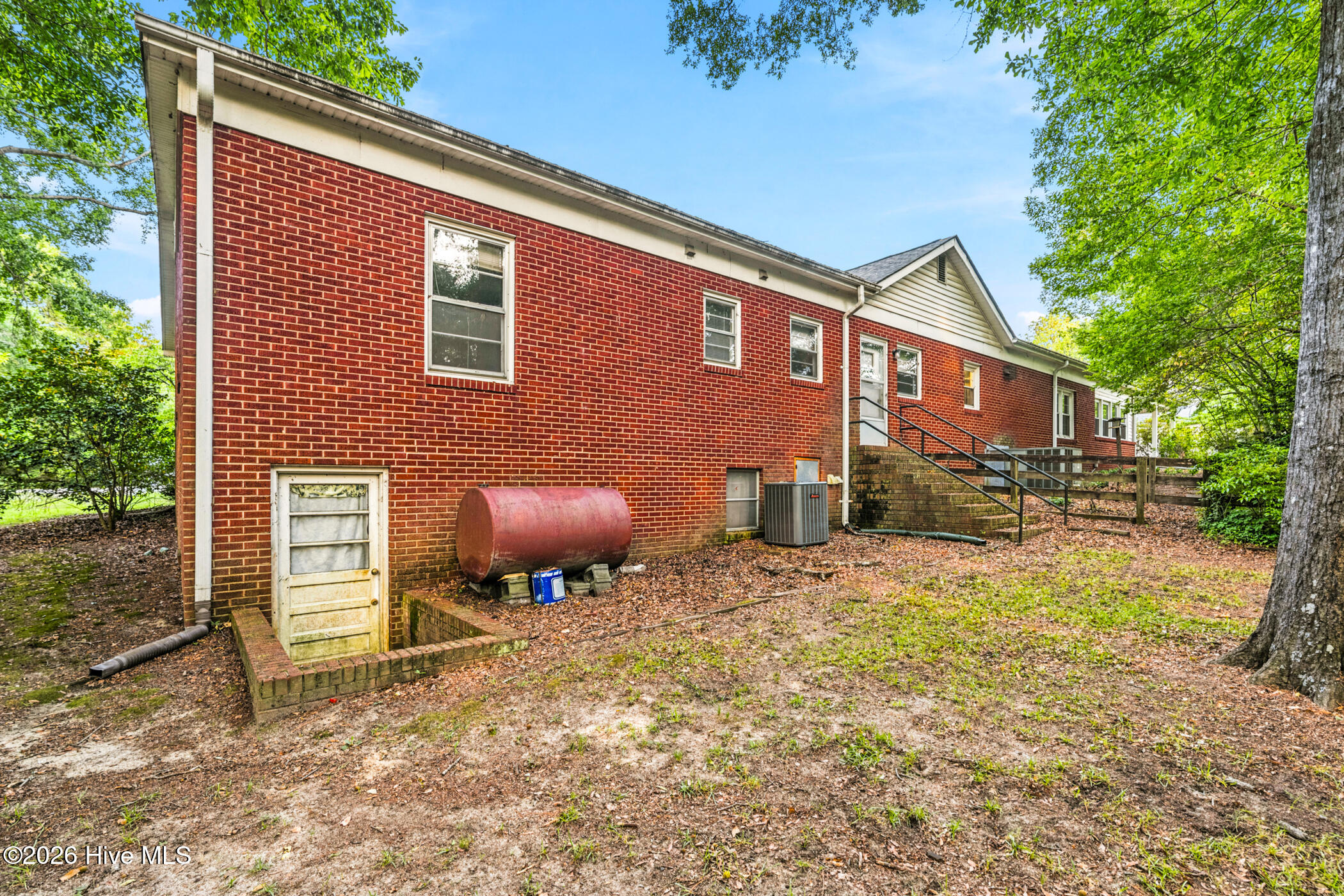 163 & 165 E Main Street E Property Photo 41