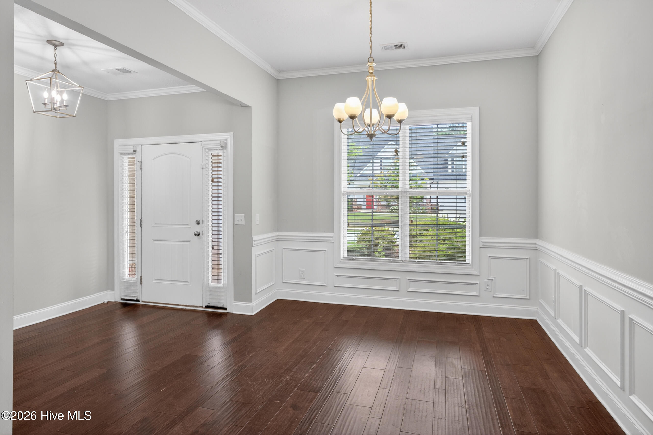 3915 Berkshire Way Property Photo 5