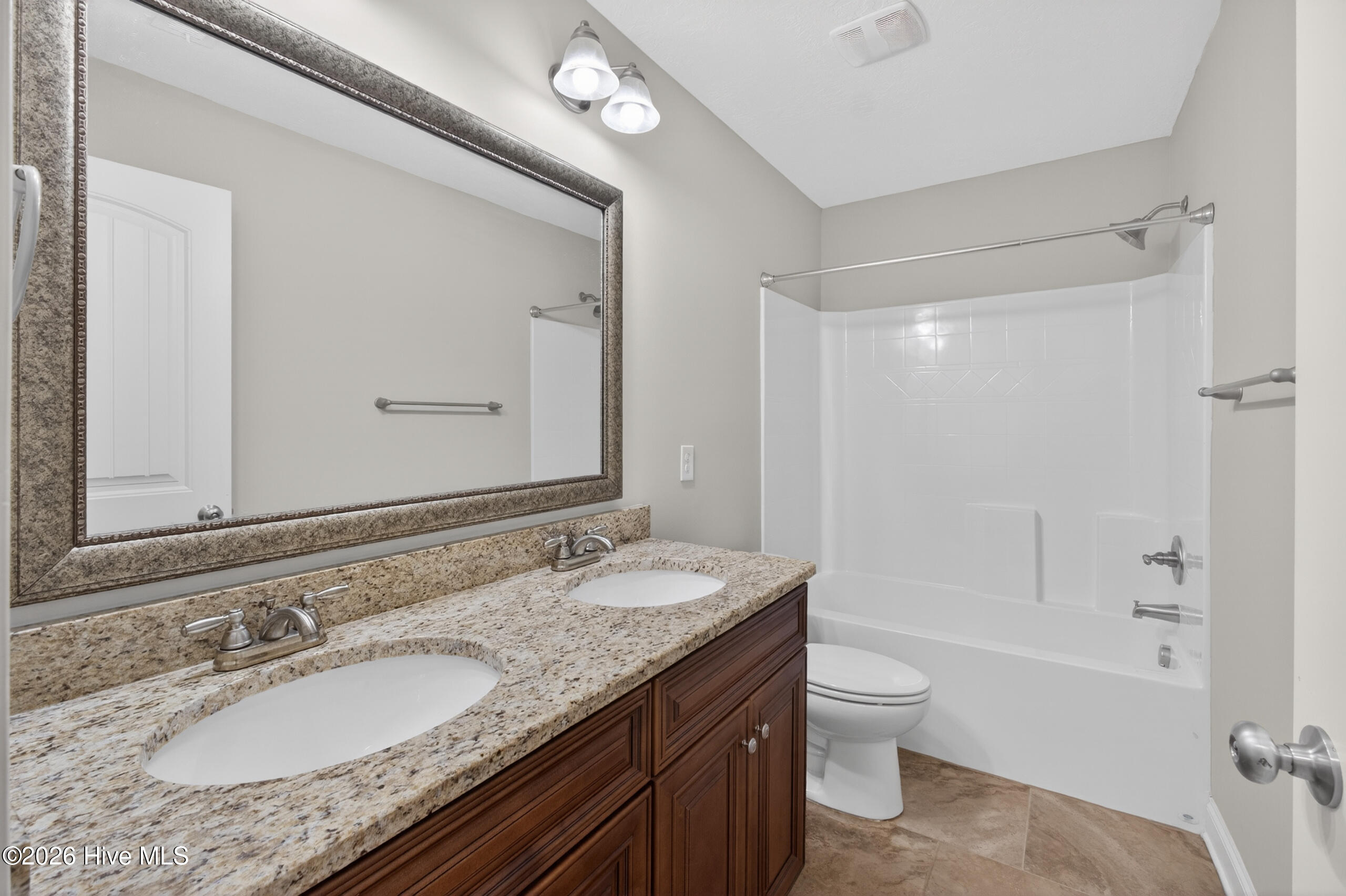 3915 Berkshire Way Property Photo 33