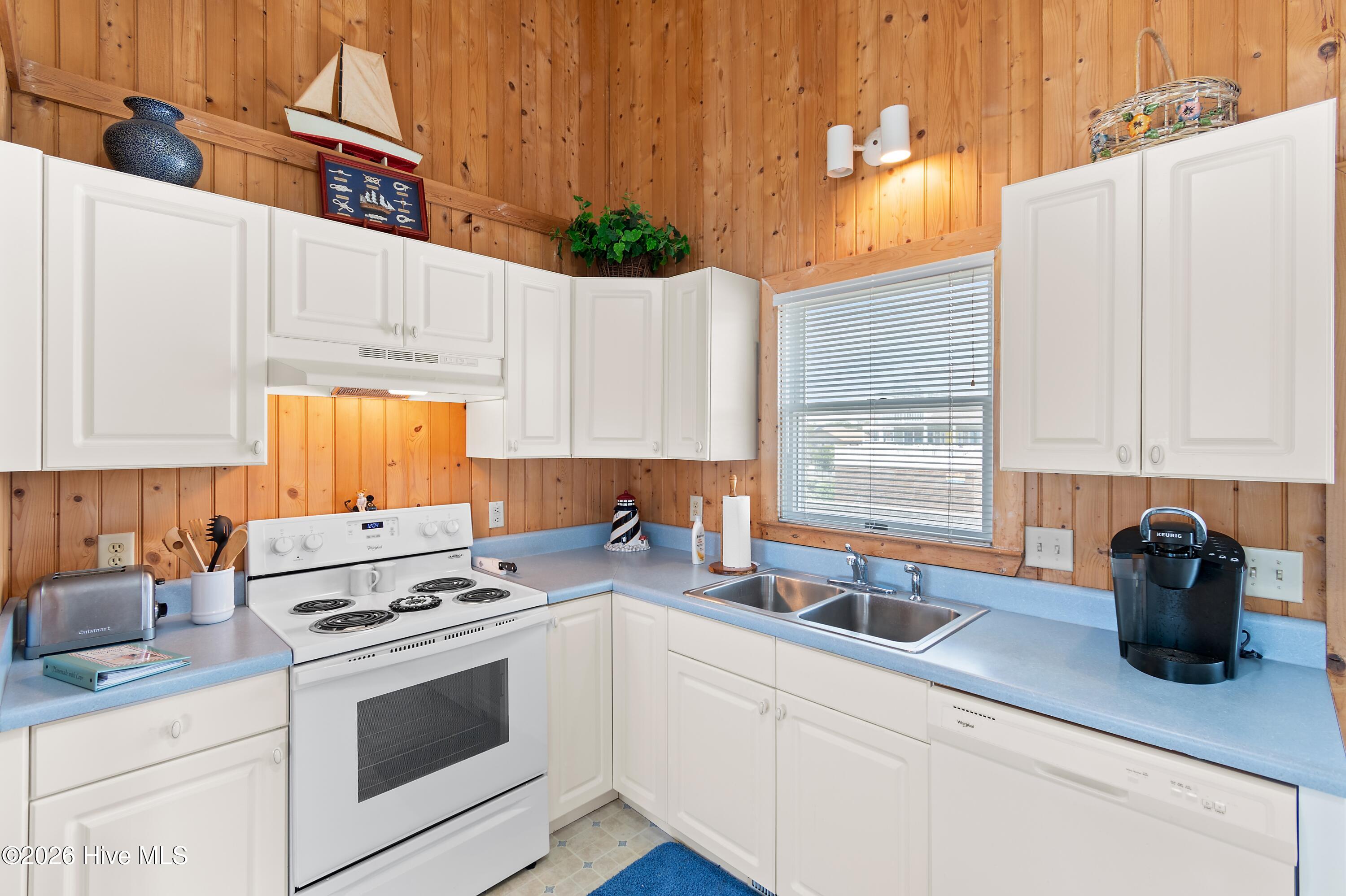 2203 E Beach Drive Property Photo 33