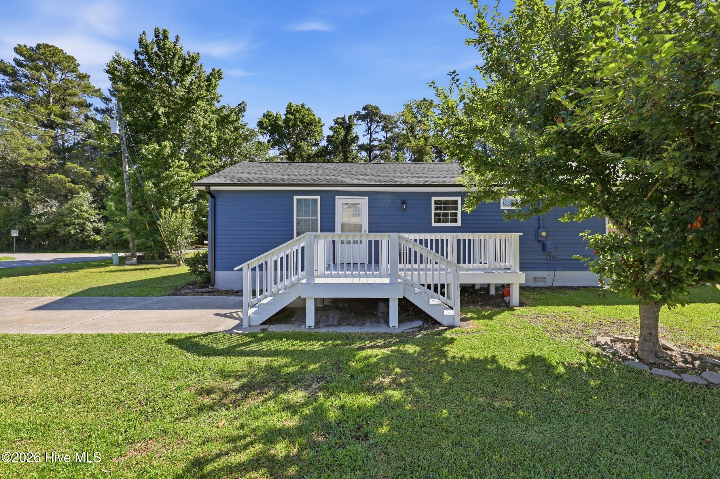 305 Beachview Drive Property Photo 1