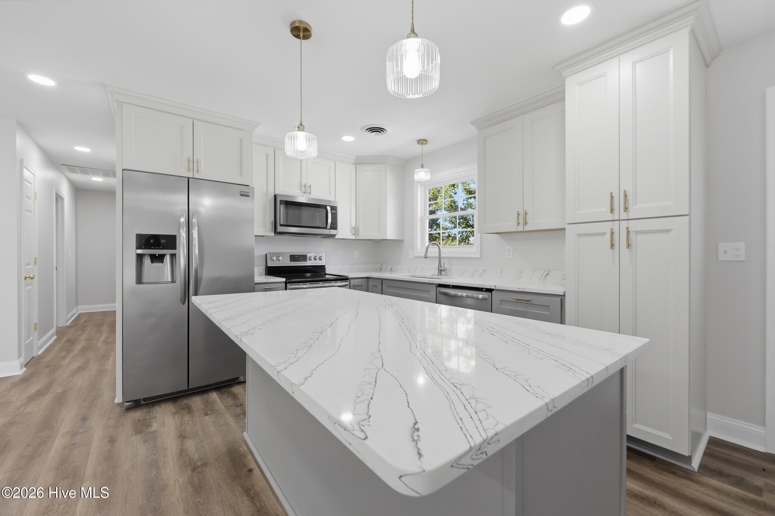 305 Beachview Drive Property Photo 4
