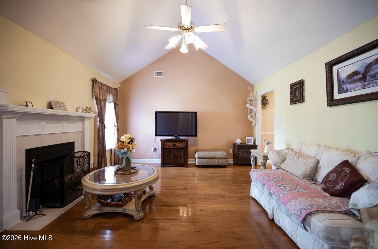 3388 Thames Place Property Photo 8