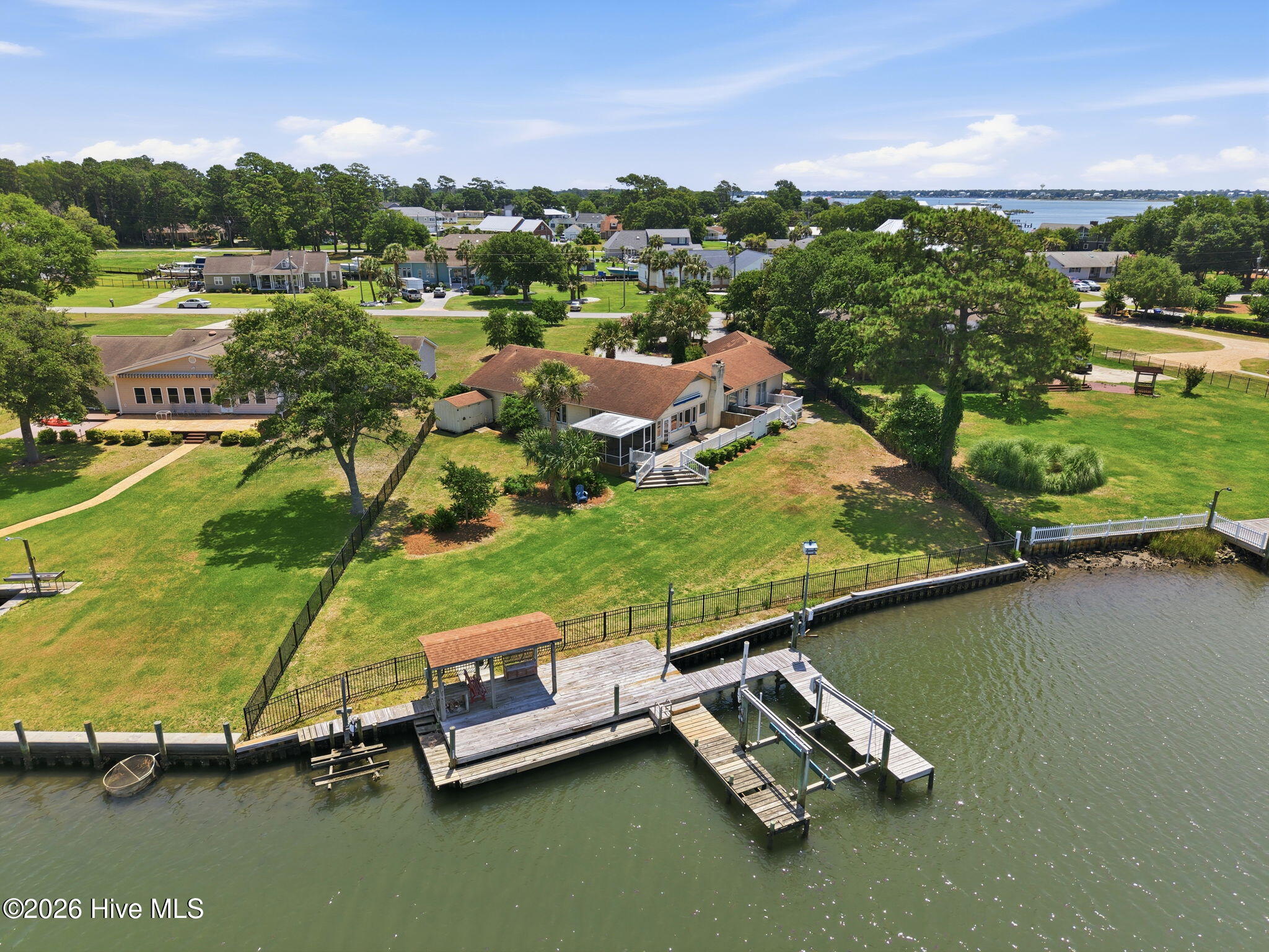 220 Club Point Drive Property Photo 6