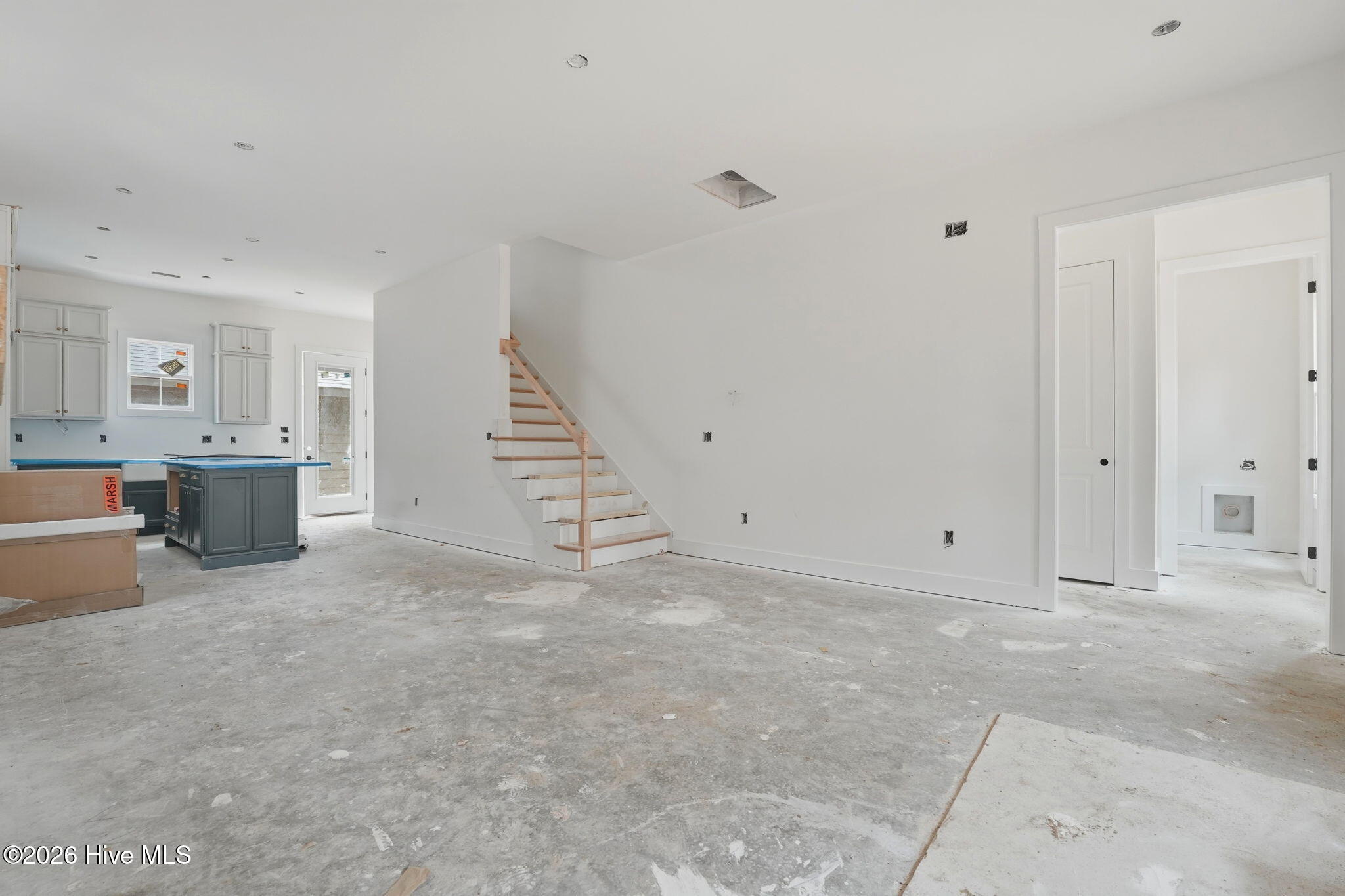 785 N May Street Property Photo 5