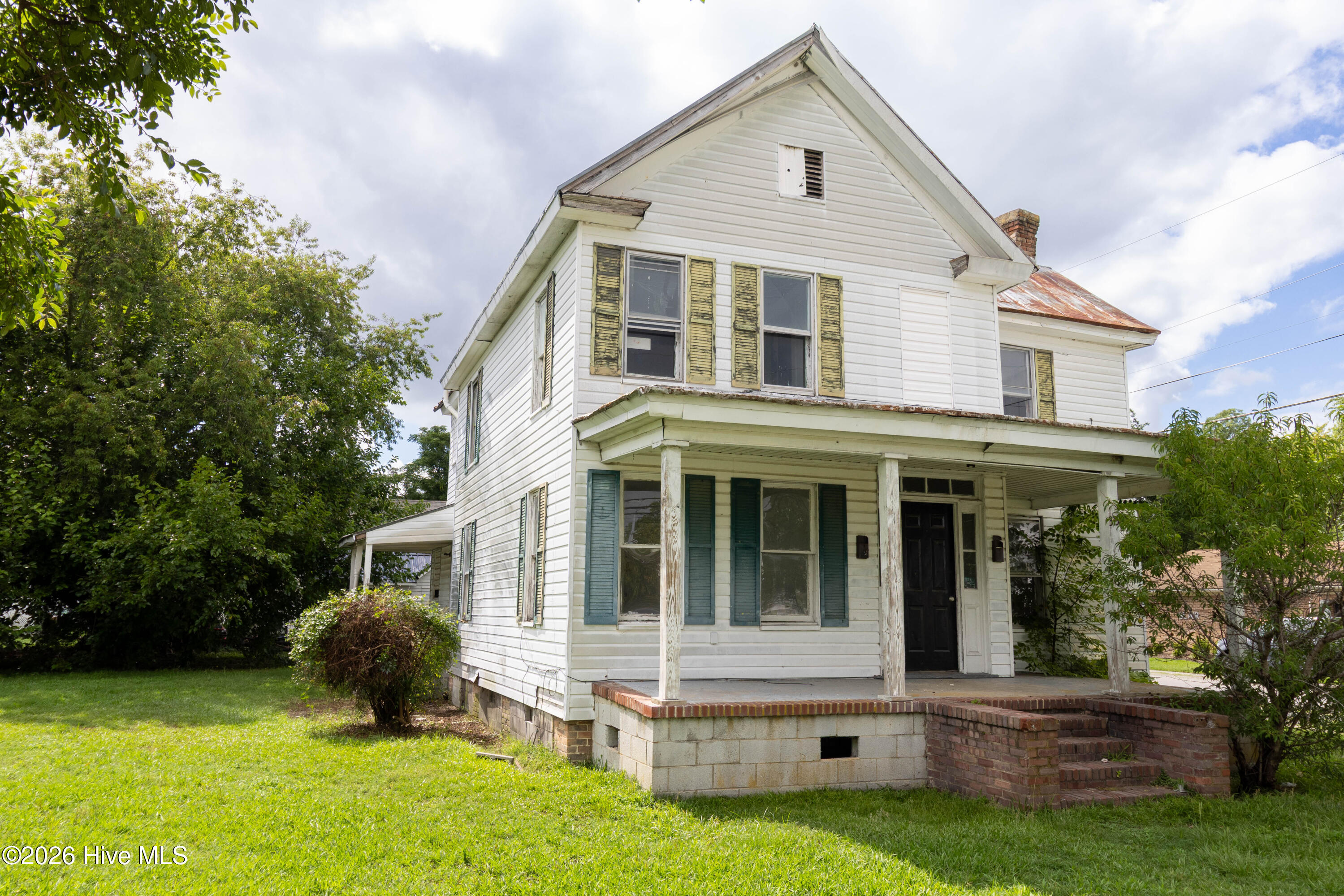 313 N Oakum Street Property Photo 1
