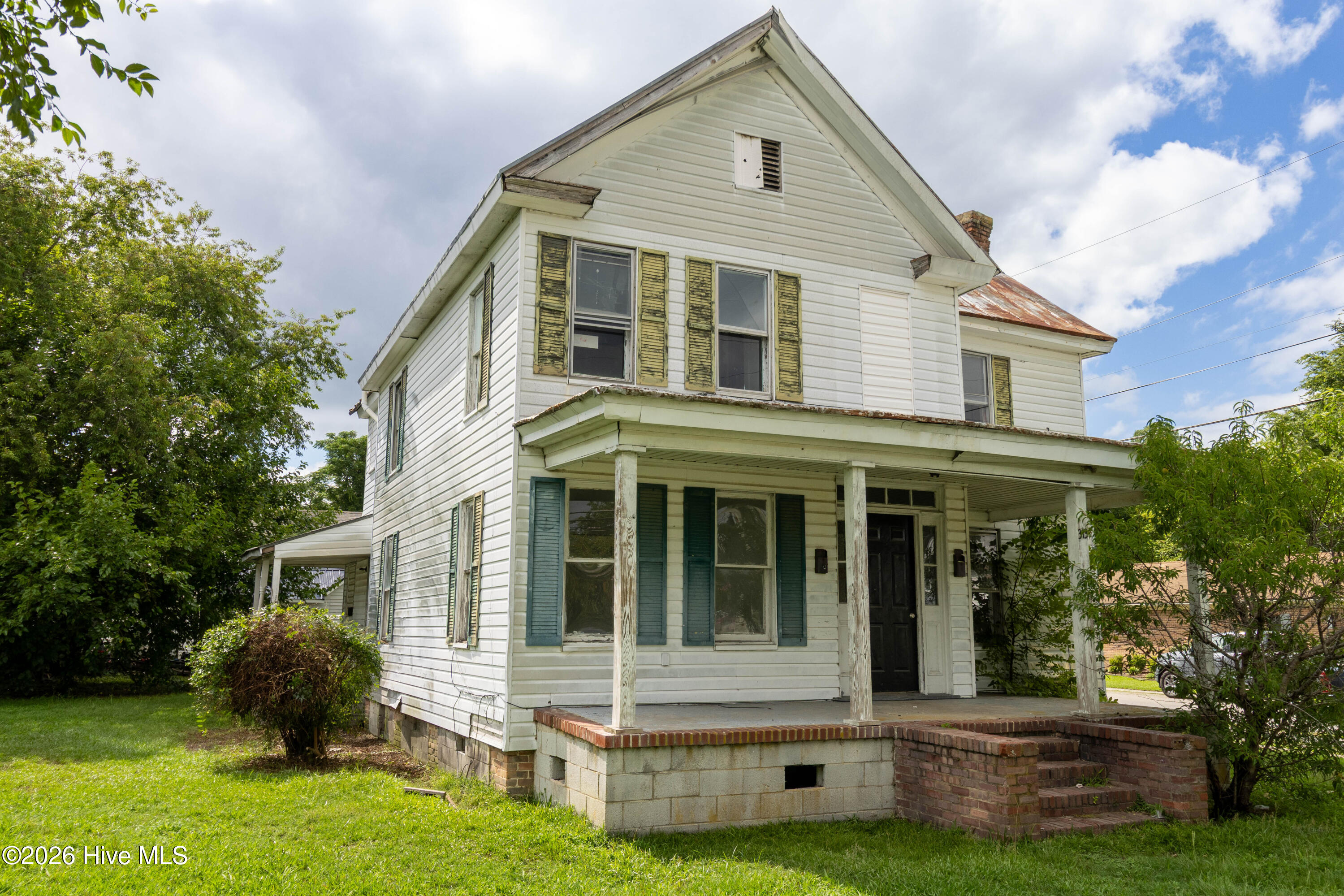 313 N Oakum Street Property Photo 3
