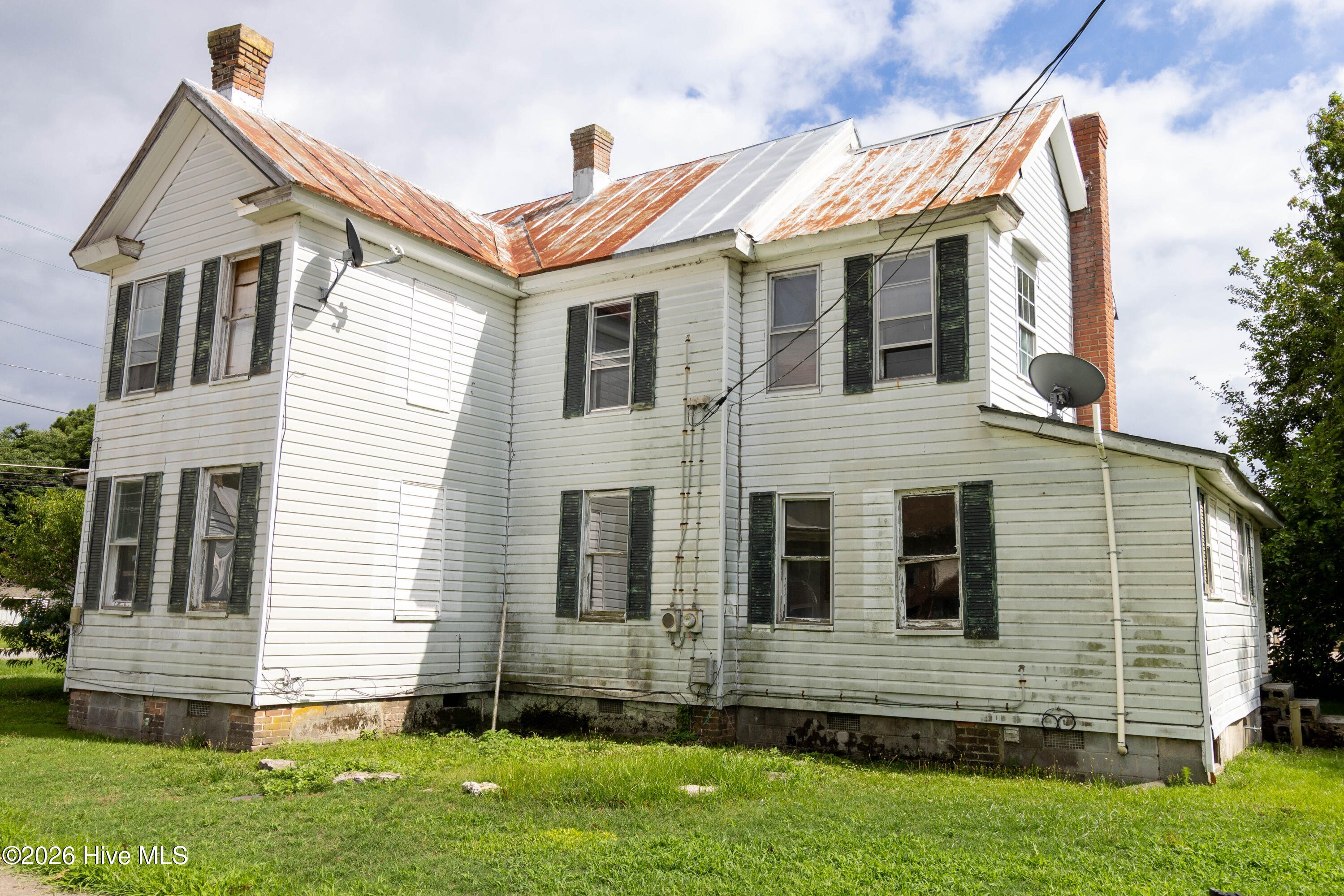 313 N Oakum Street Property Photo 4