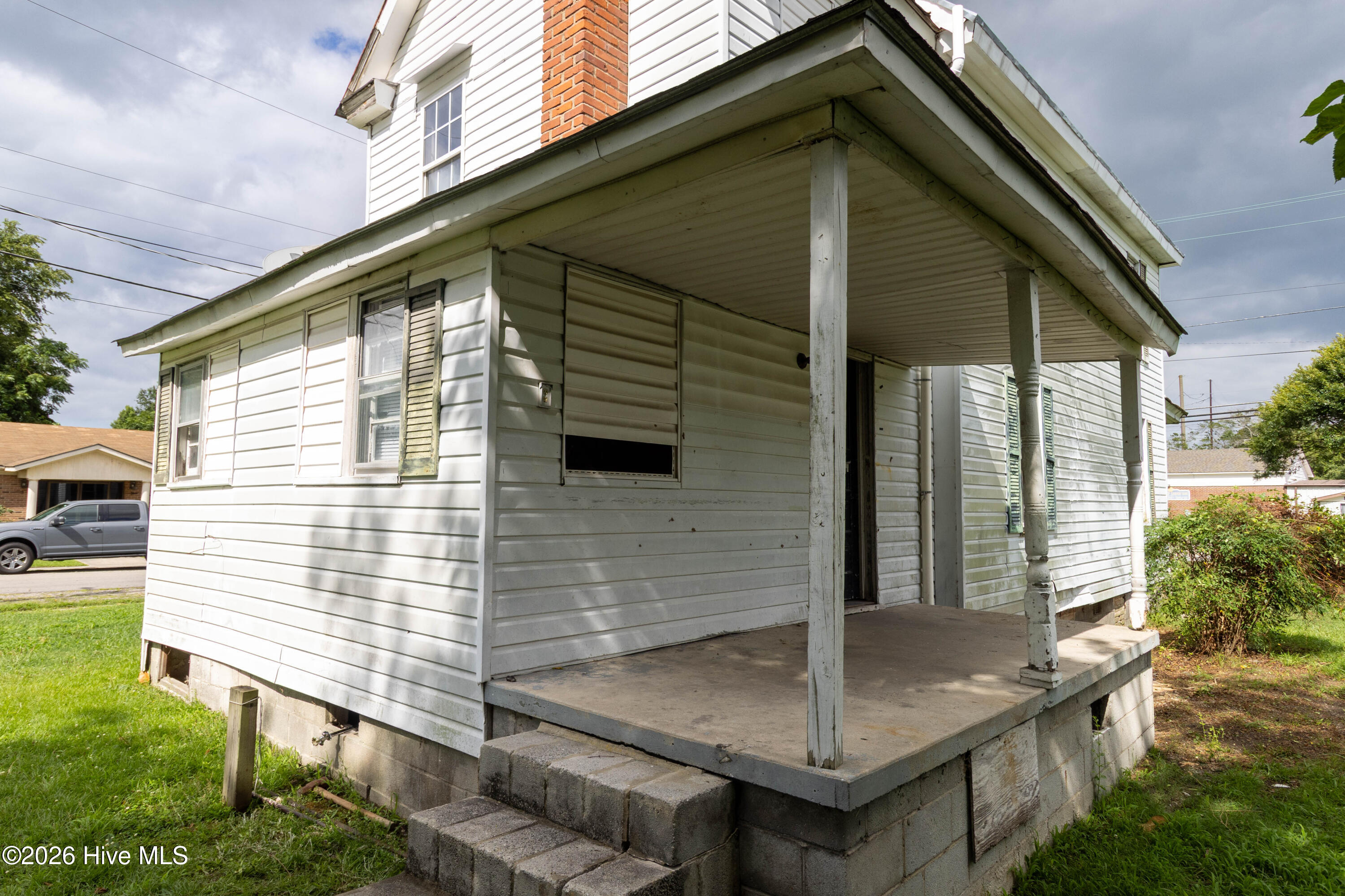 313 N Oakum Street Property Photo 5