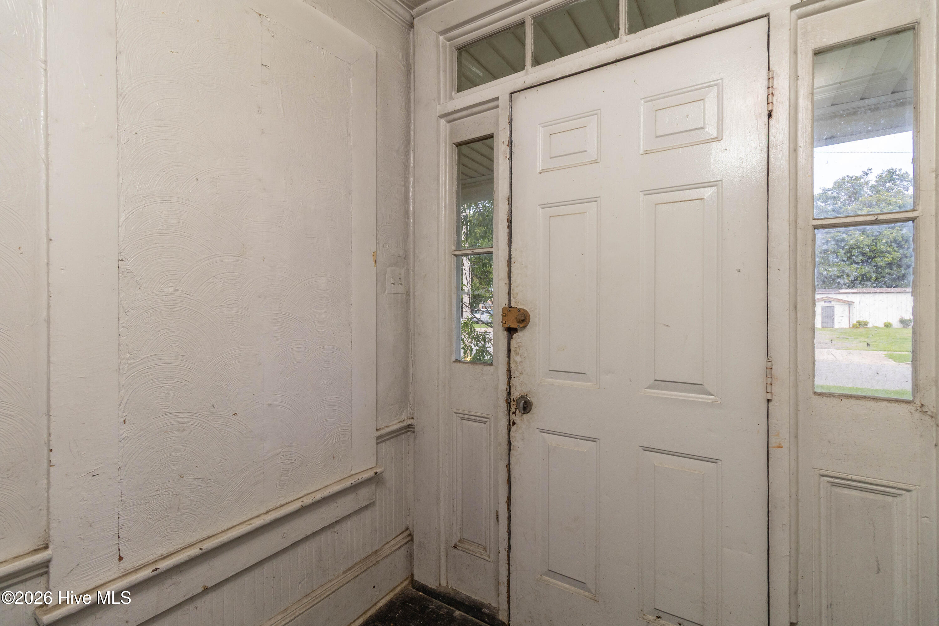 313 N Oakum Street Property Photo 6