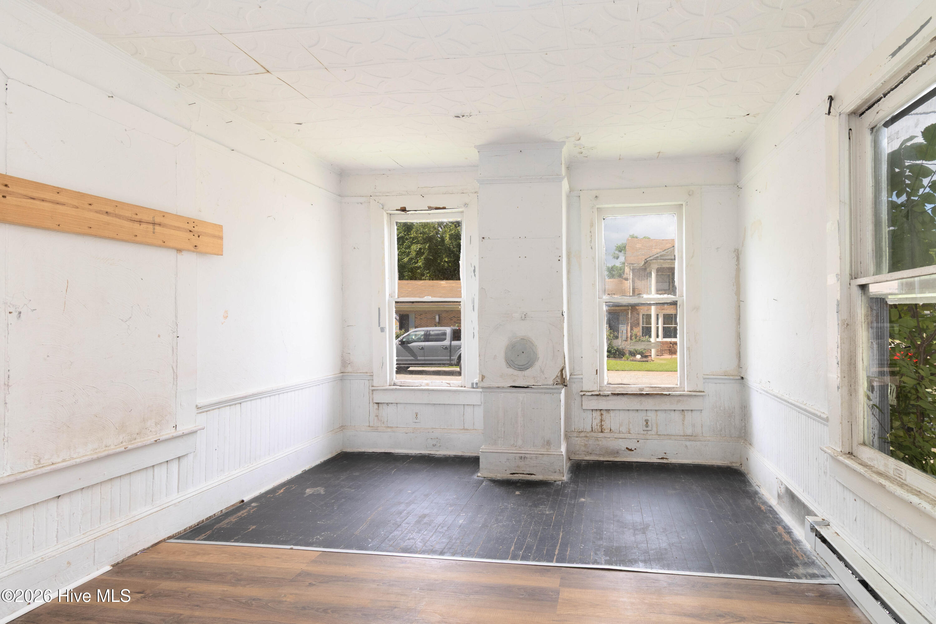 313 N Oakum Street Property Photo 8