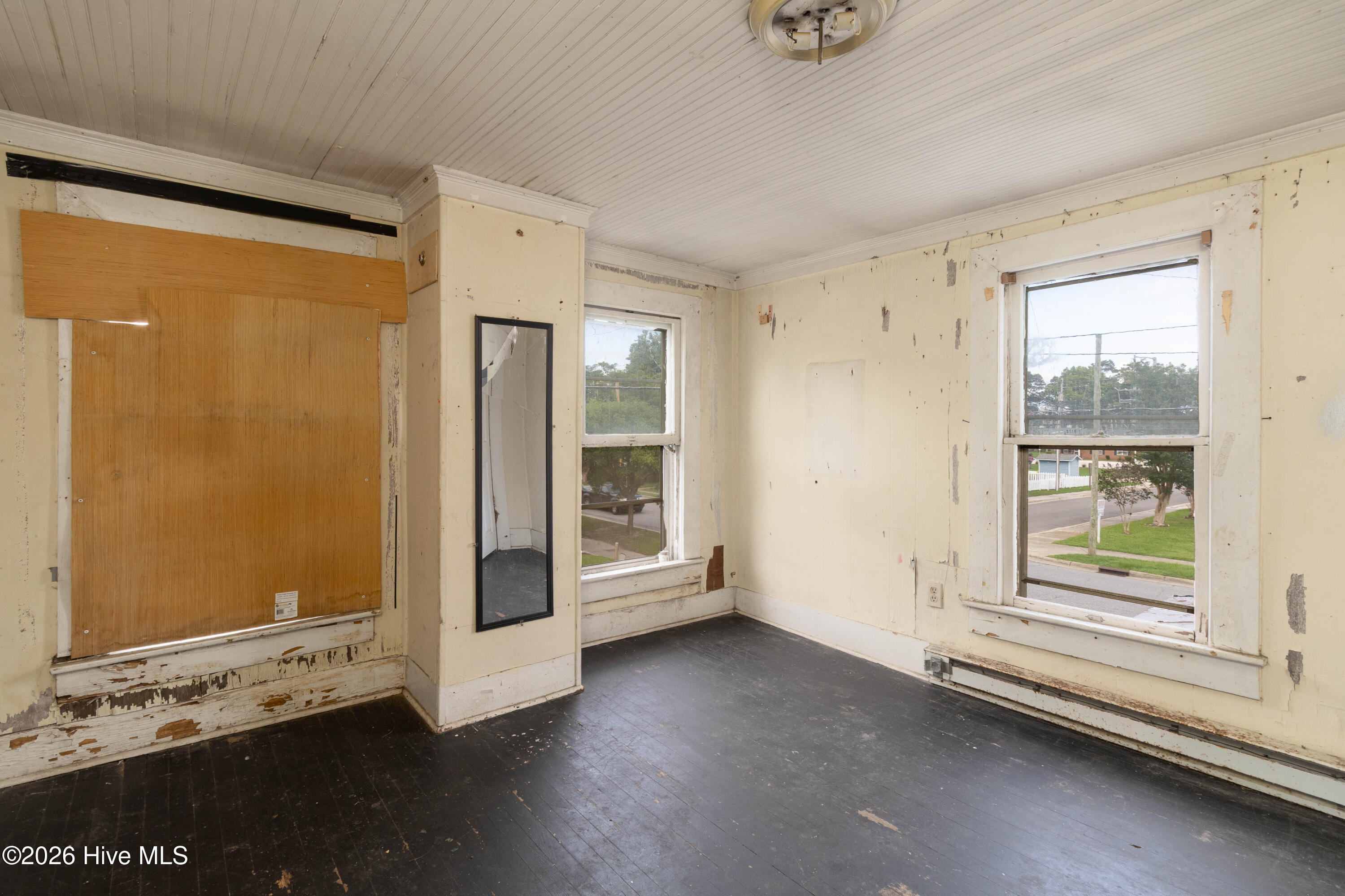 313 N Oakum Street Property Photo 21