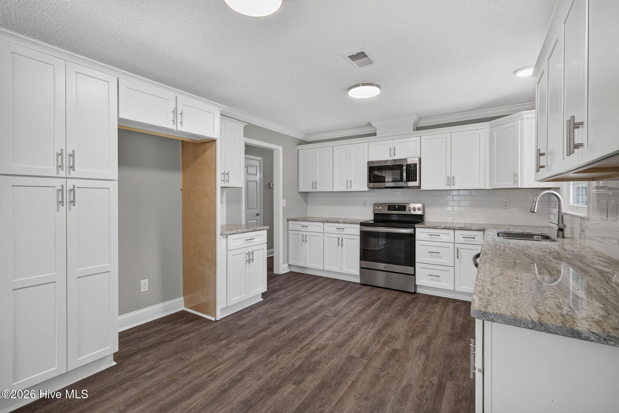 110 Scottsdale Drive Property Photo 14