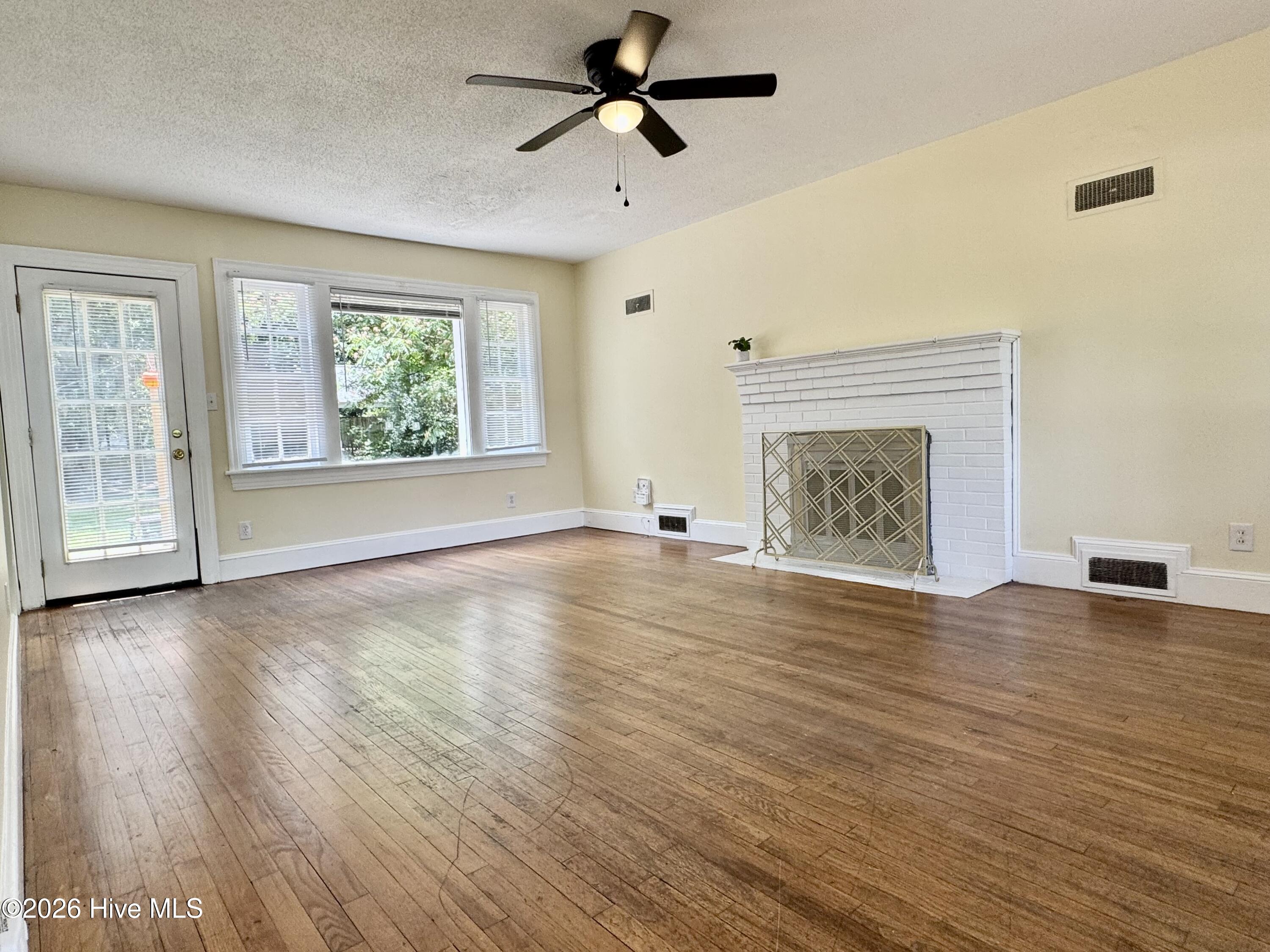 1912 E 4th Street Property Photo 2