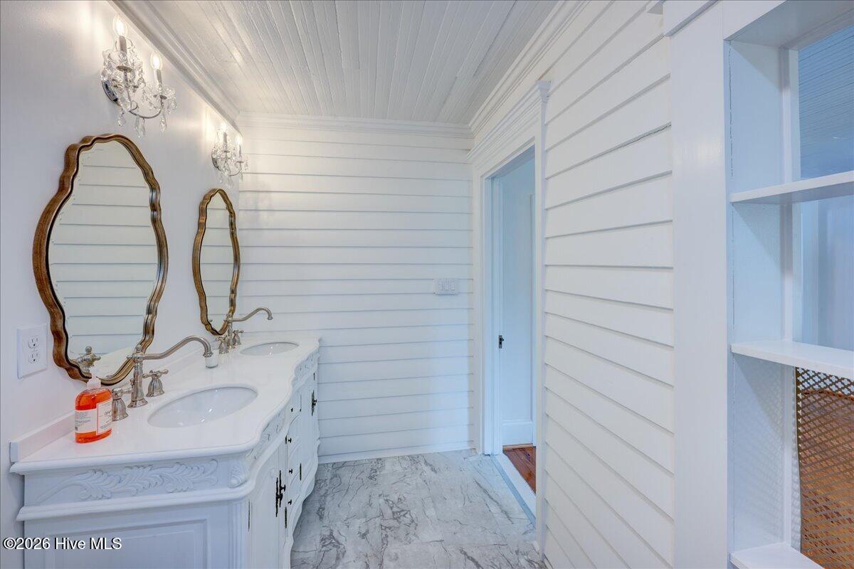405 Hancock Street Property Photo 35