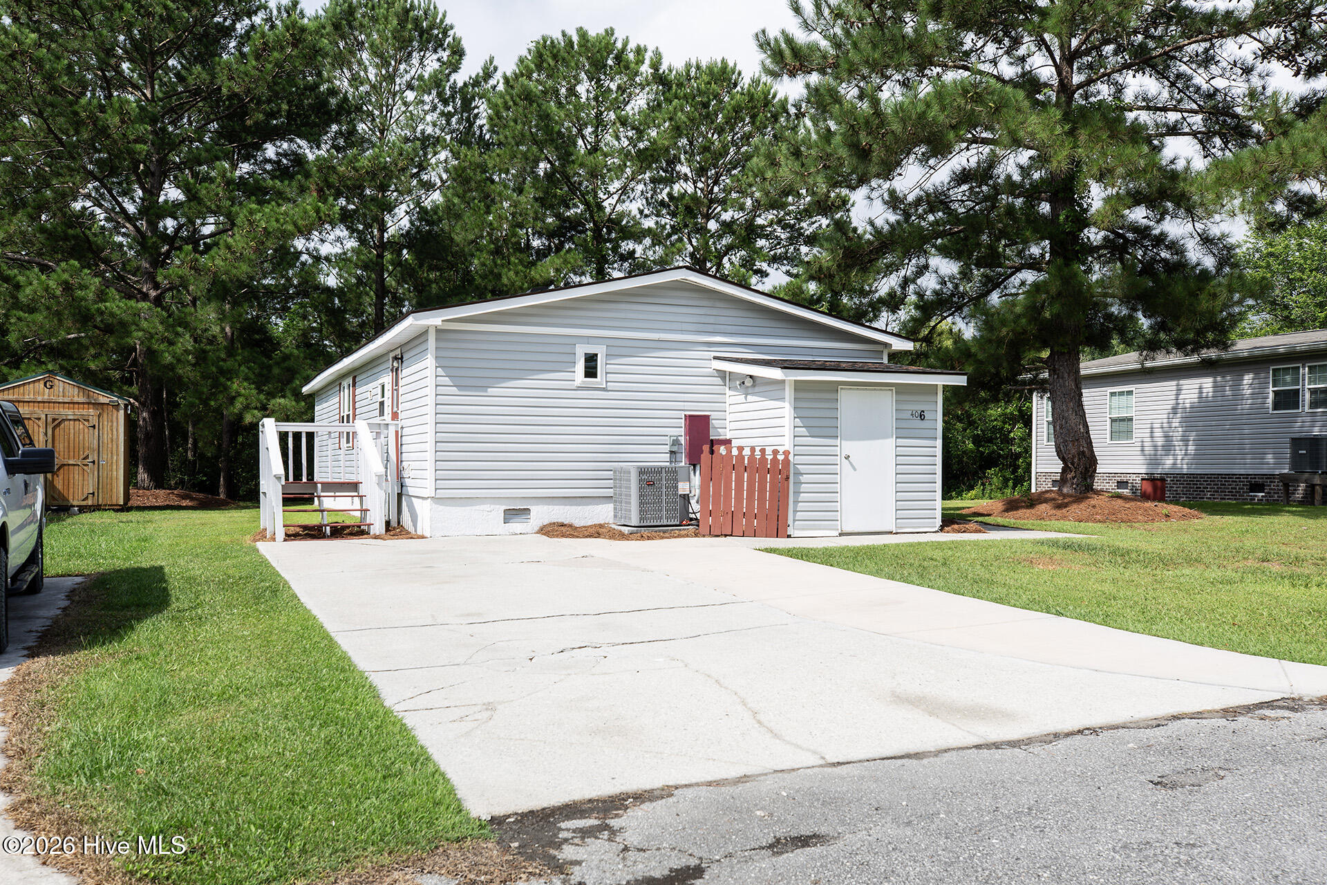 406 Ensign Court Property Photo 3