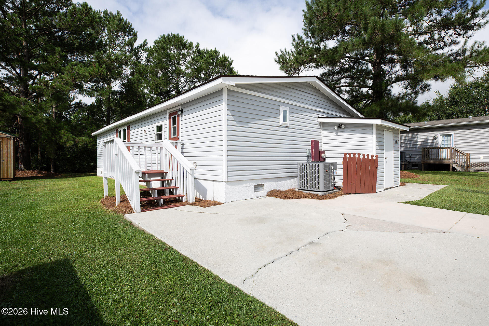 406 Ensign Court Property Photo 4