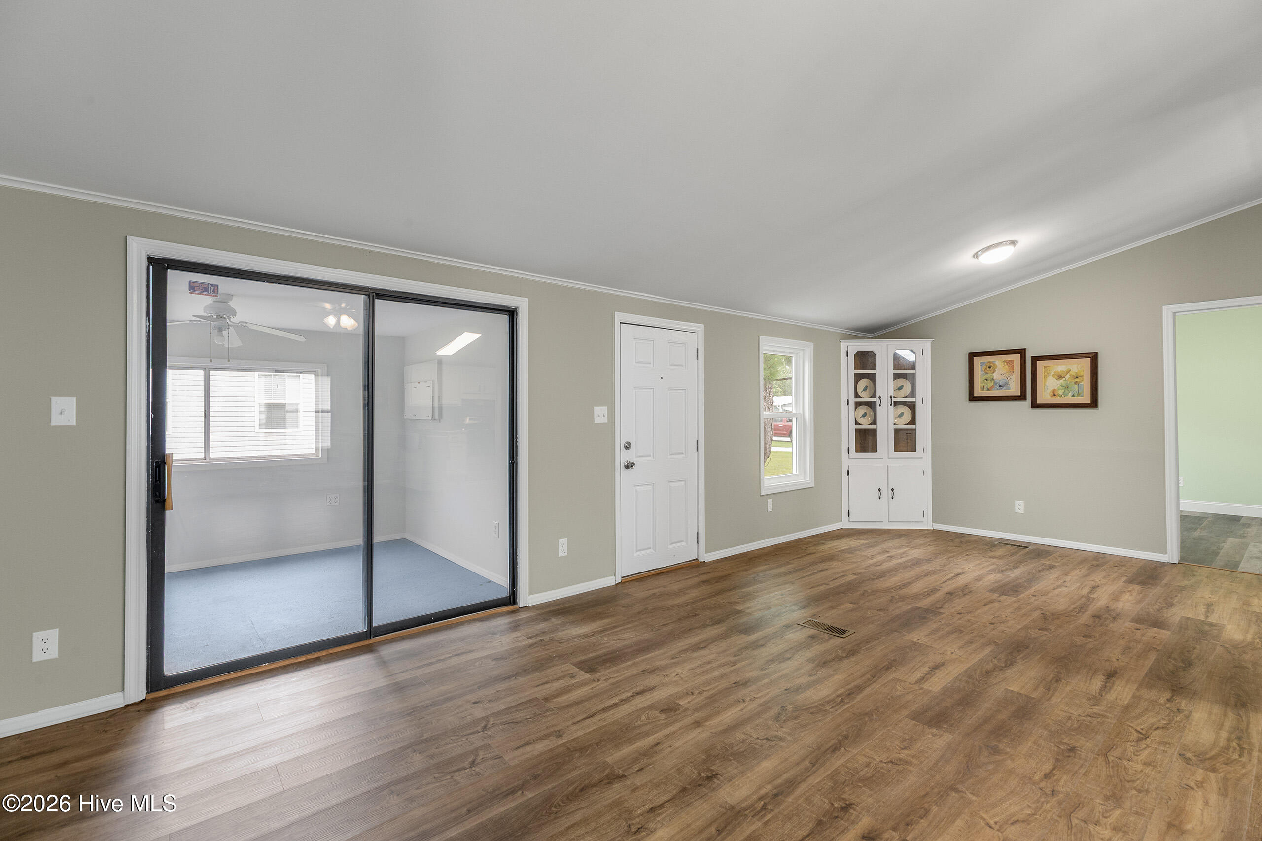 406 Ensign Court Property Photo 8