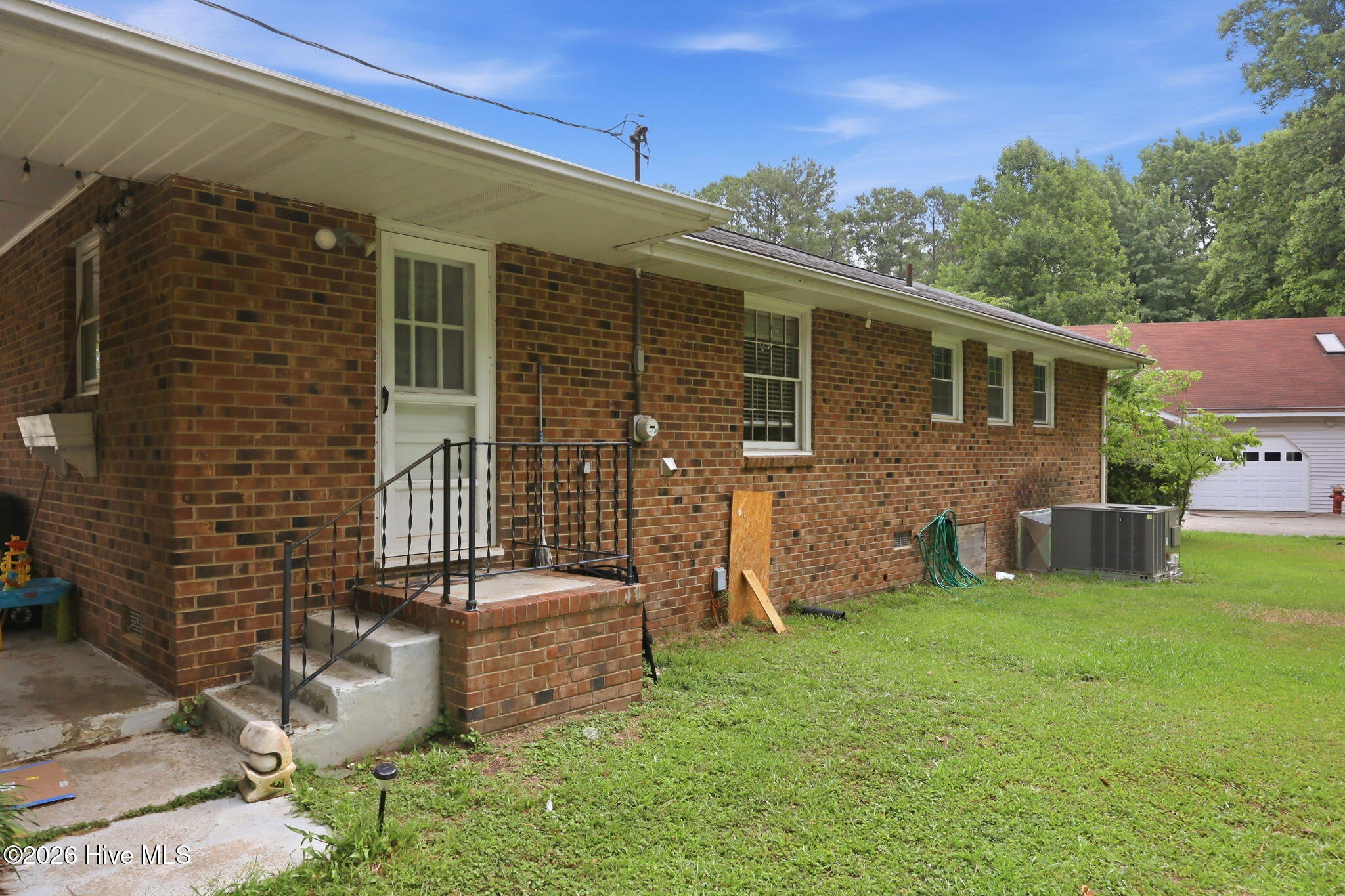 1711 Ambleside Drive Property Photo 2
