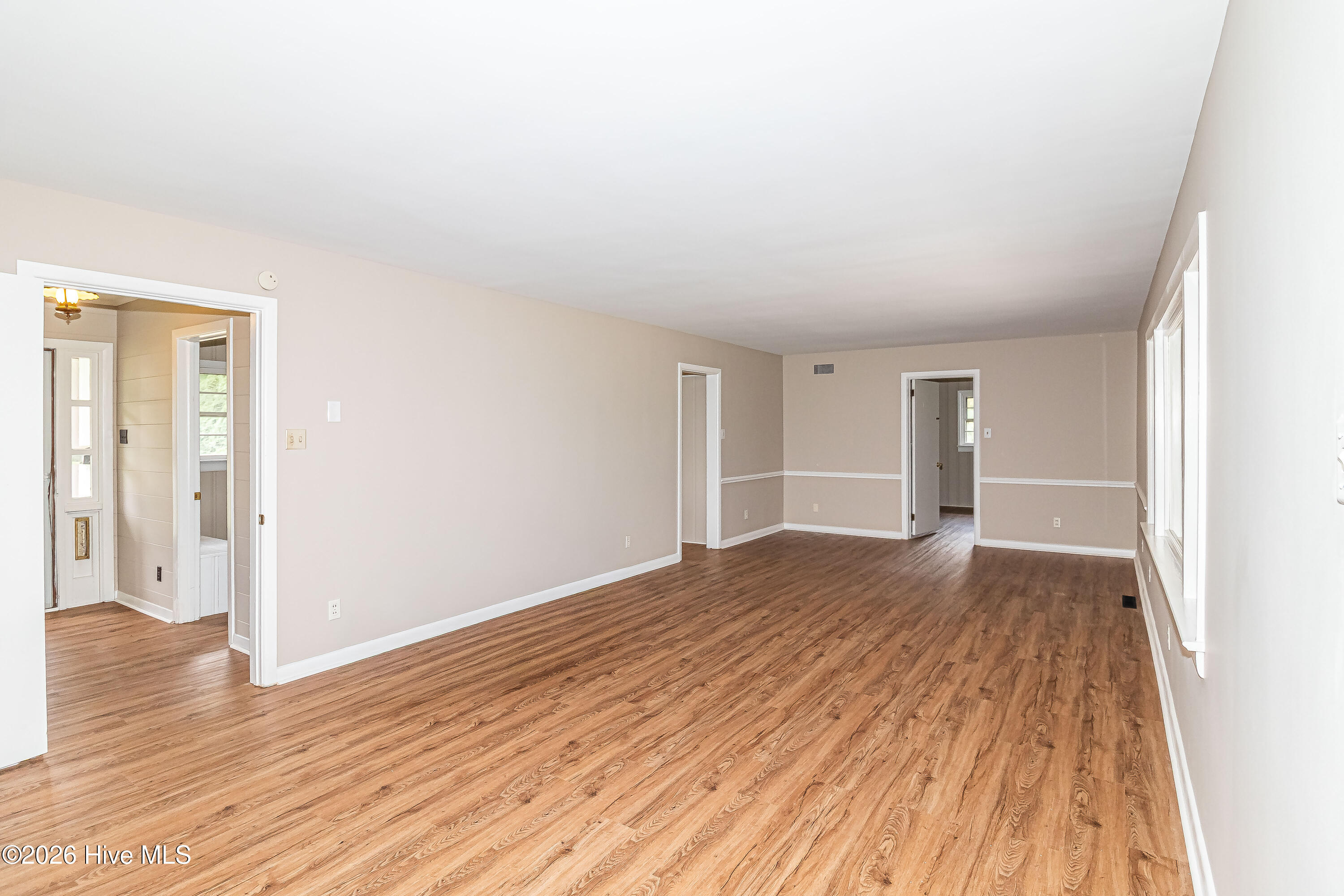 807 E Holly Street Property Photo 7