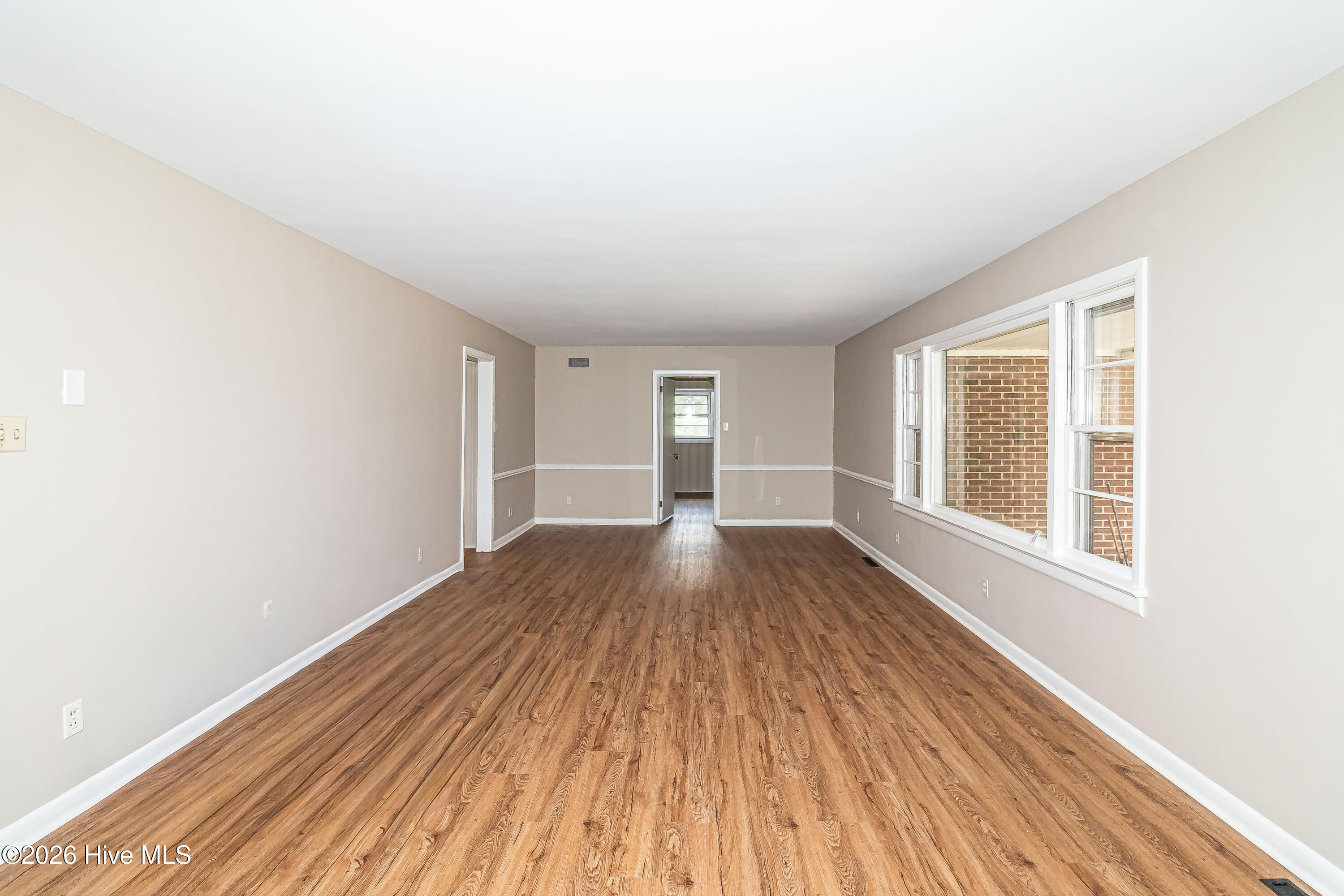 807 E Holly Street Property Photo 8